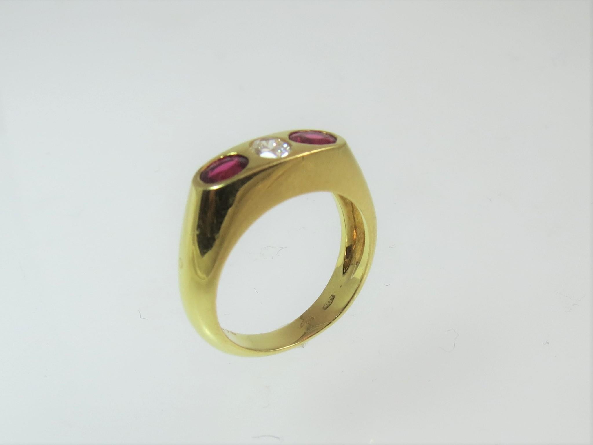 Anillo de oro amarillo de 18 quilates con rubí y diamantes en Excelente estado para la venta en Chicago, IL