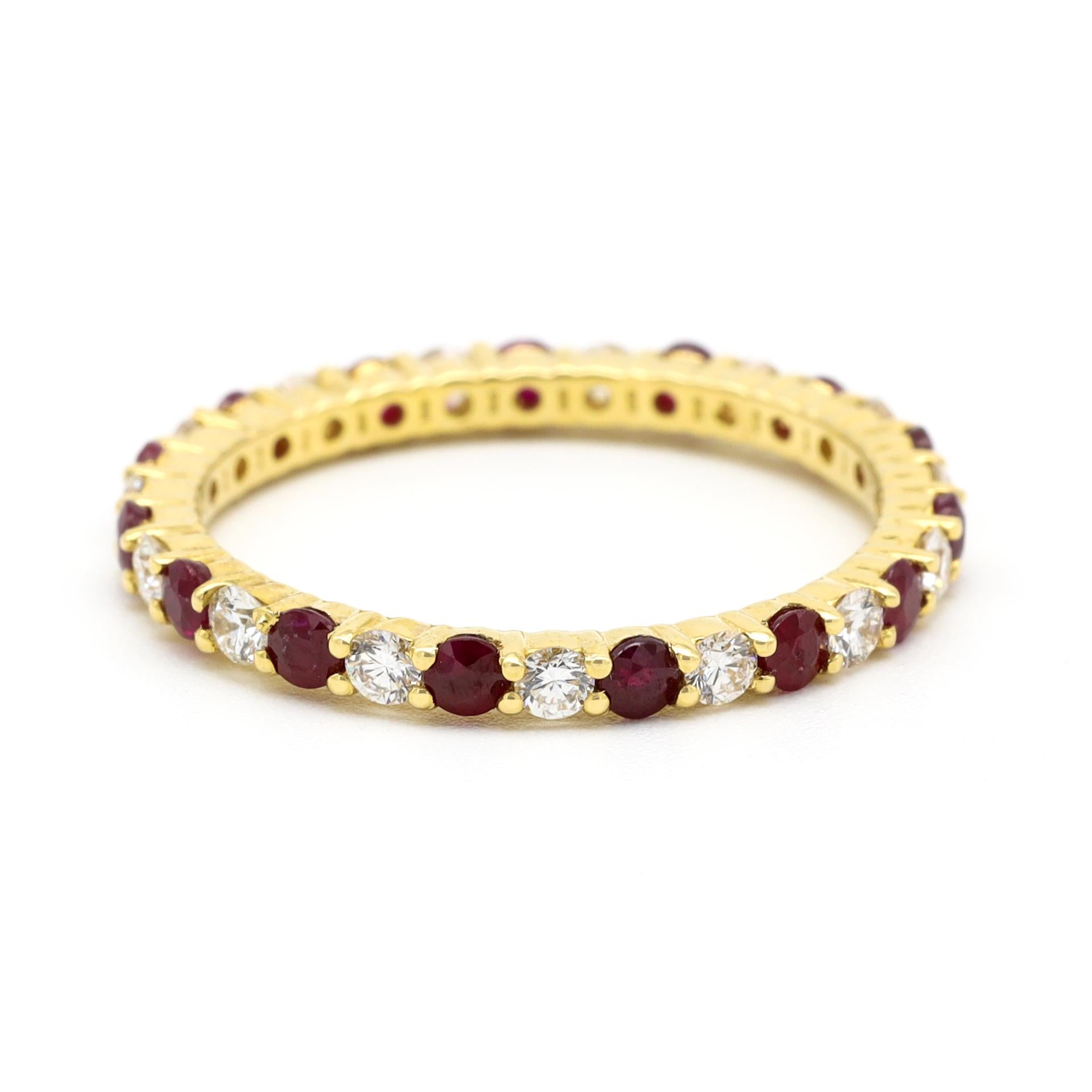 Moderne Bague d'éternité à anneau complet en or jaune 18 carats, rubis et diamant taille brillant en vente