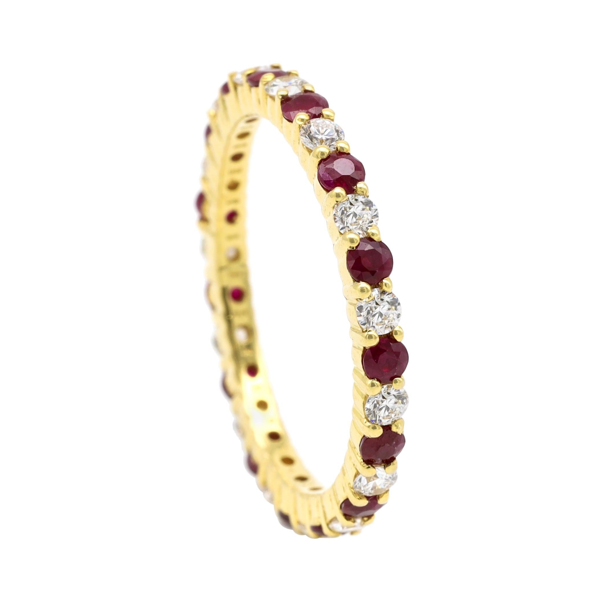 Bague d'éternité à anneau complet en or jaune 18 carats, rubis et diamant taille brillant
