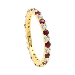 Bague d'éternité à anneau complet en or jaune 18 carats, rubis et diamant taille brillant