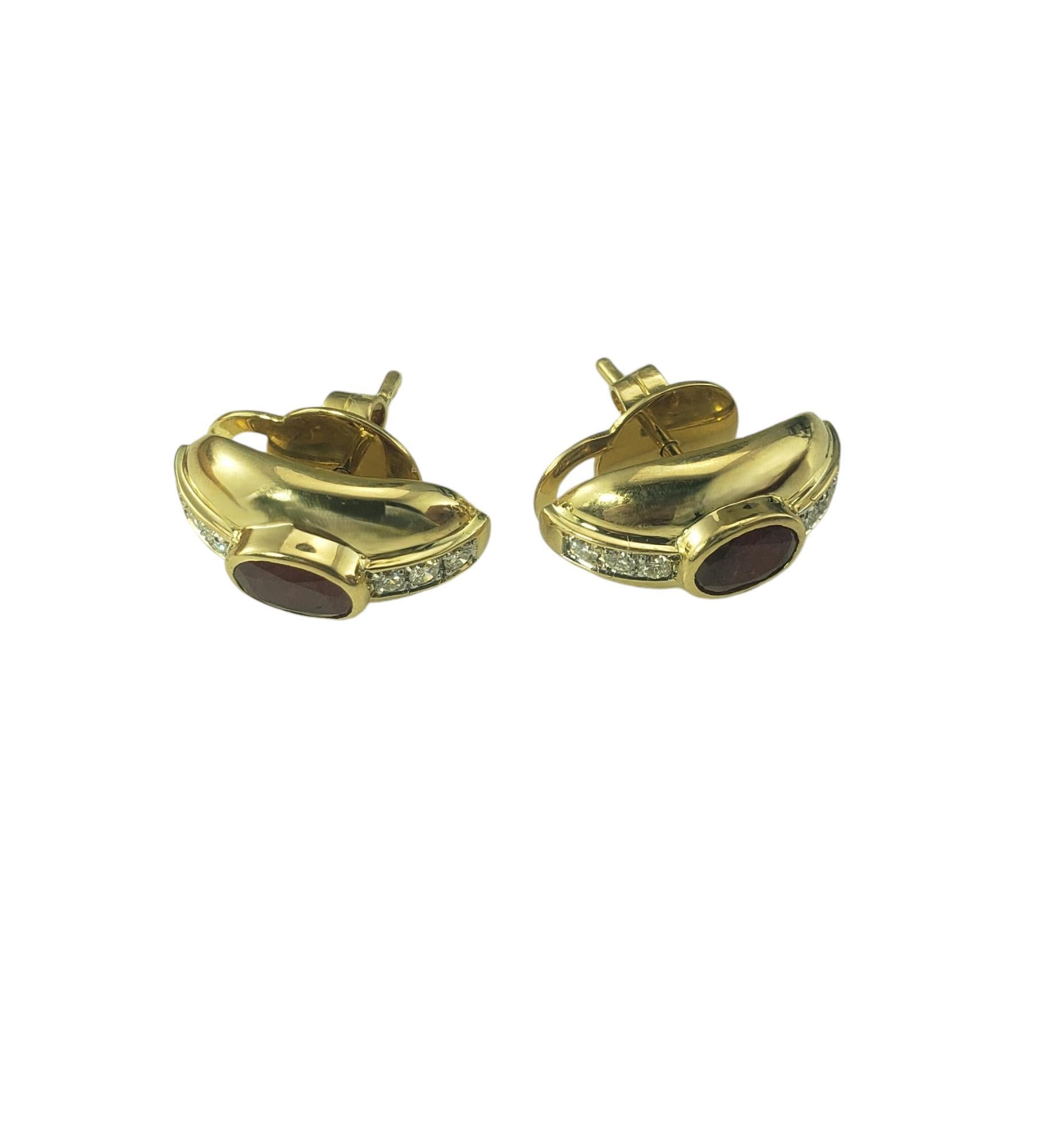 Orecchini in oro giallo 18 carati con rubini e diamanti certificati JAGi...

Questi splendidi orecchini presentano un rubino ovale (6,2 mm x 4,5 mm) e sei diamanti rotondi taglio brillante incastonati in oro giallo 18 carati lucido.

Chiusure push