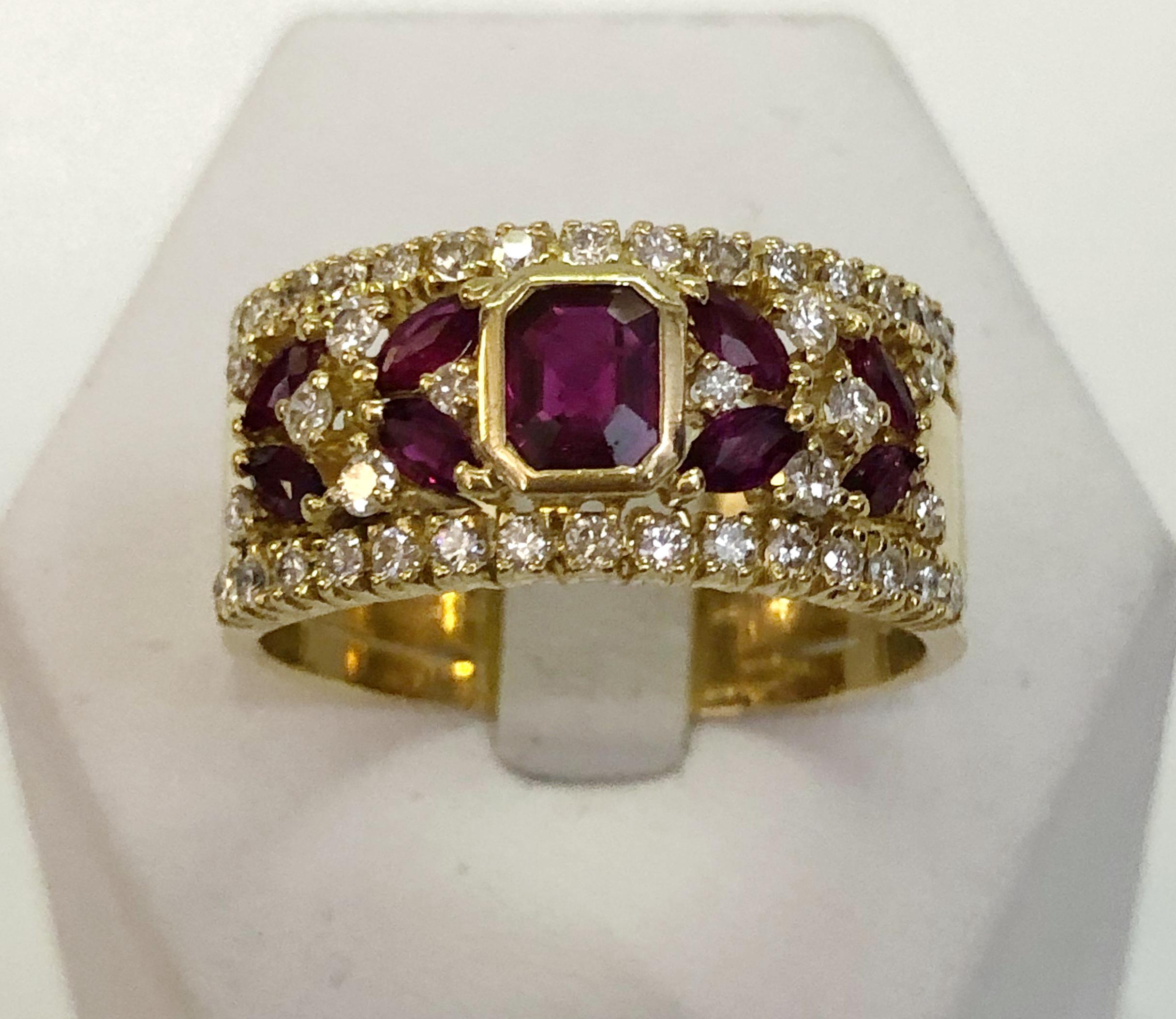 18 karat yellow gold band ring with rubies for a total of 0.4 karats and diamonds for a total of 0.3 karats / Italy 1950s
Ring size US 10.25