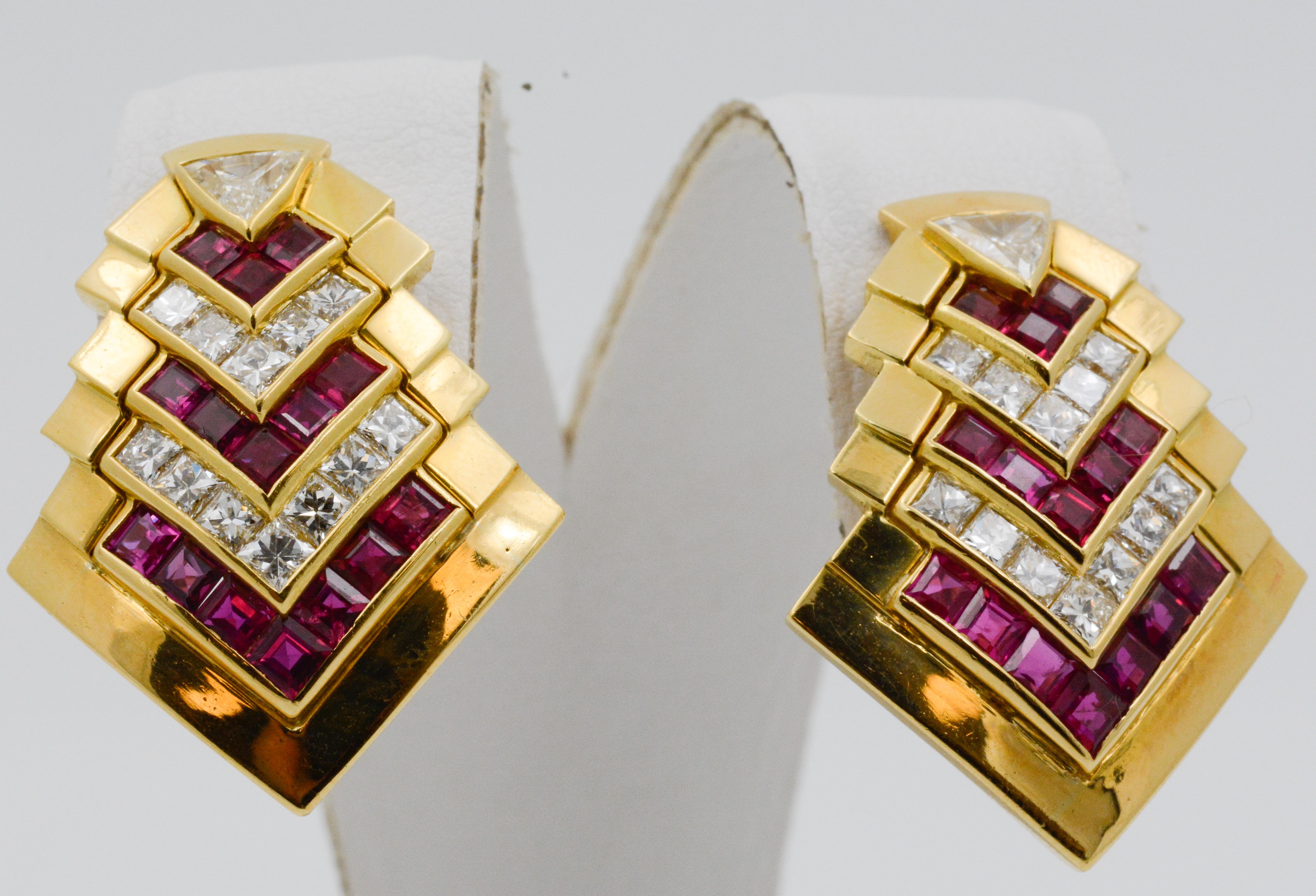 Estos pendientes de clip en forma de cheurón de oro amarillo de 18 quilates llevan diamantes talla trillón engastados en la punta de los pendientes. Los diamantes talla princesa, de 3,29 quilates, color H y claridad VS, están engastados con gusto en
