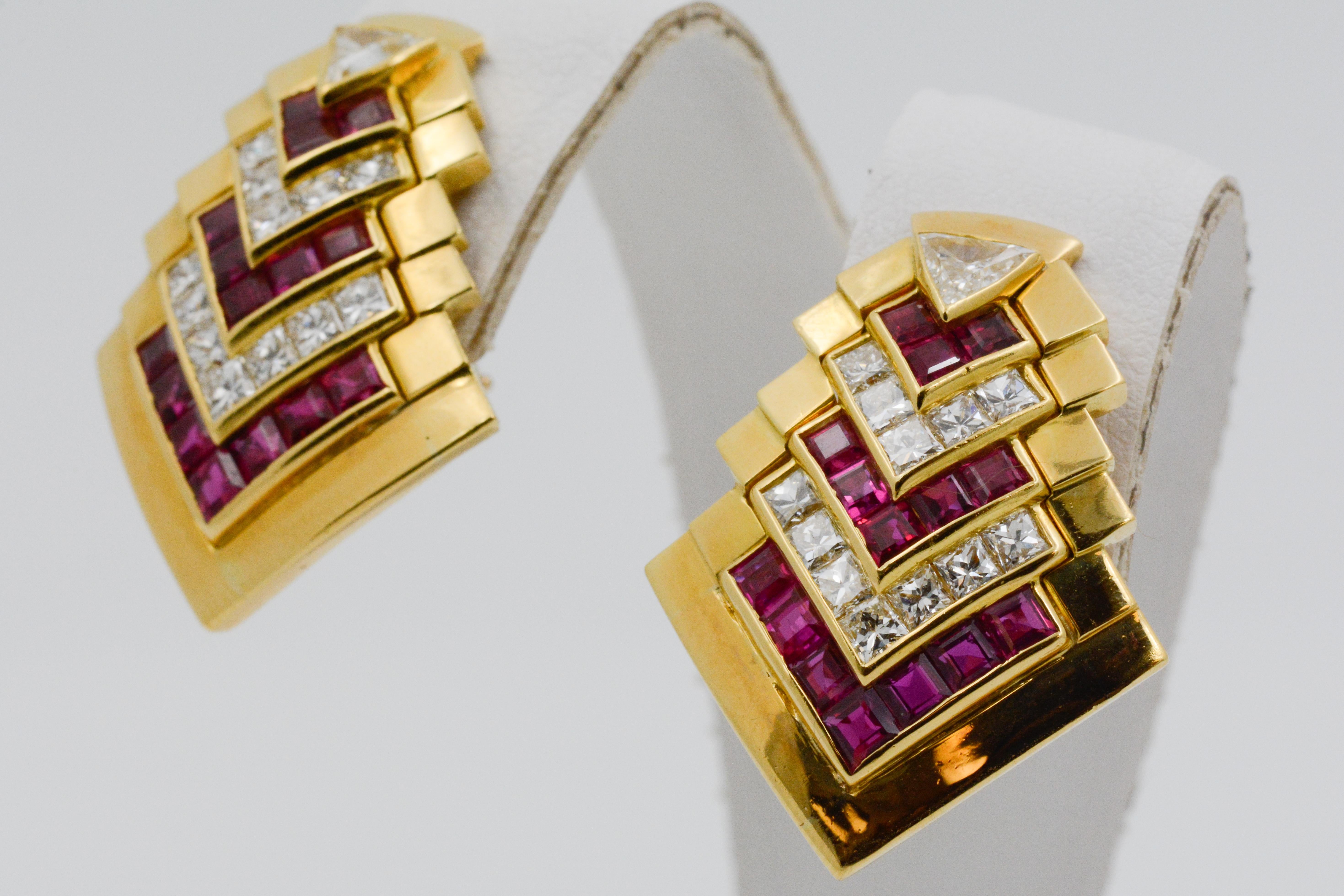 Pendientes de clip de oro amarillo de 18 quilates con rubí Chevron Moderno en venta