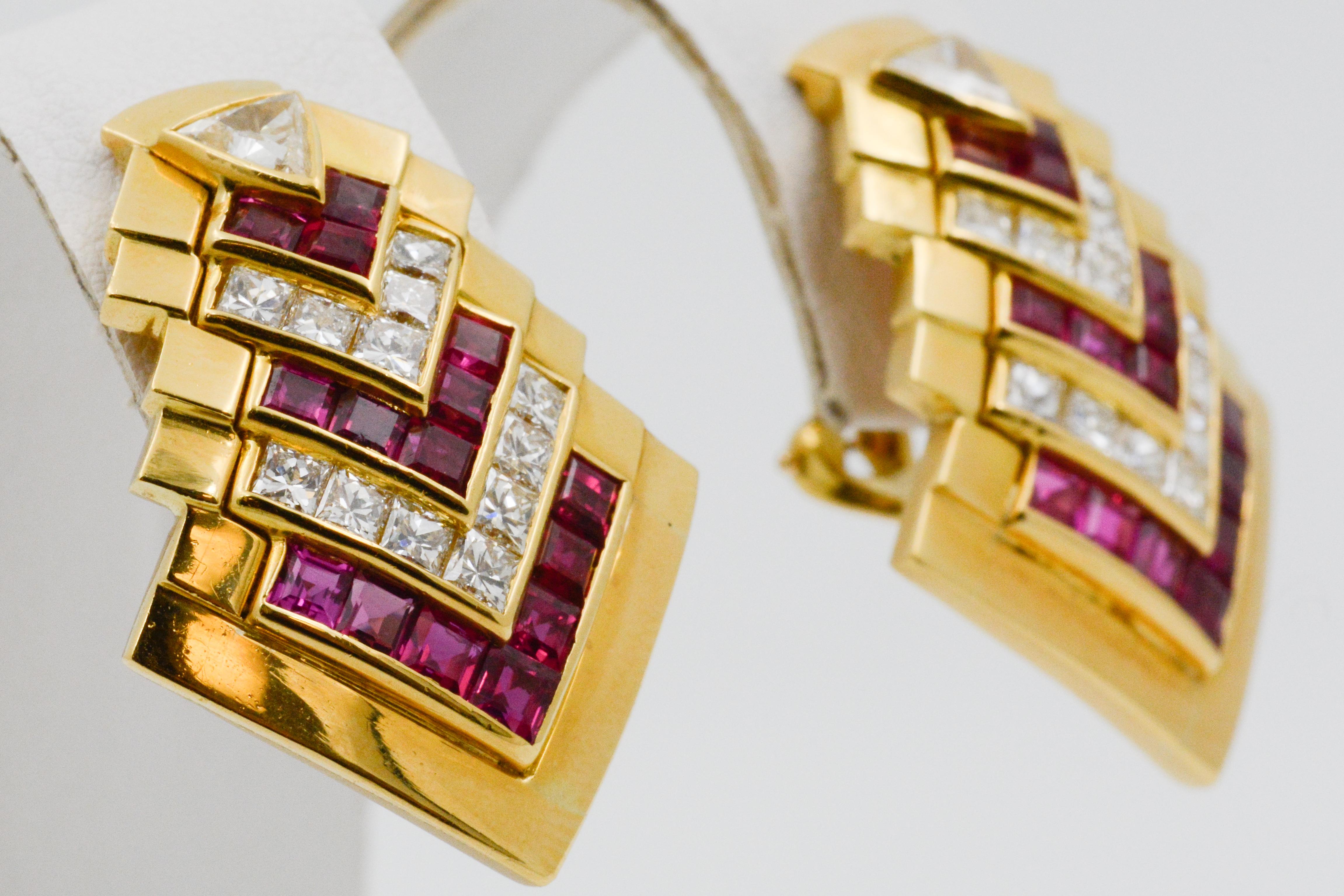Pendientes de clip de oro amarillo de 18 quilates con rubí Chevron Corte princesa en venta