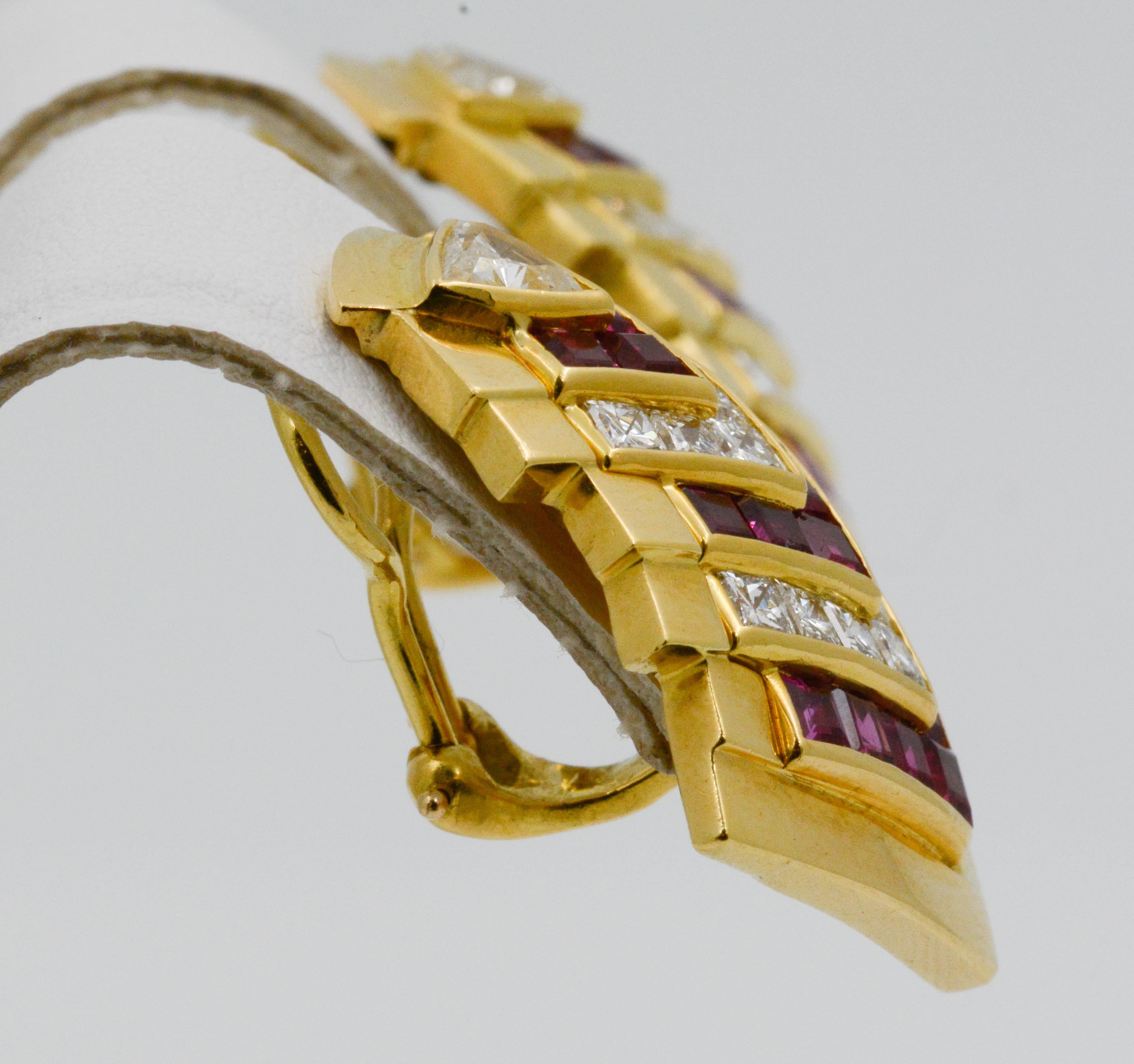 Pendientes de clip de oro amarillo de 18 quilates con rubí Chevron en venta 1