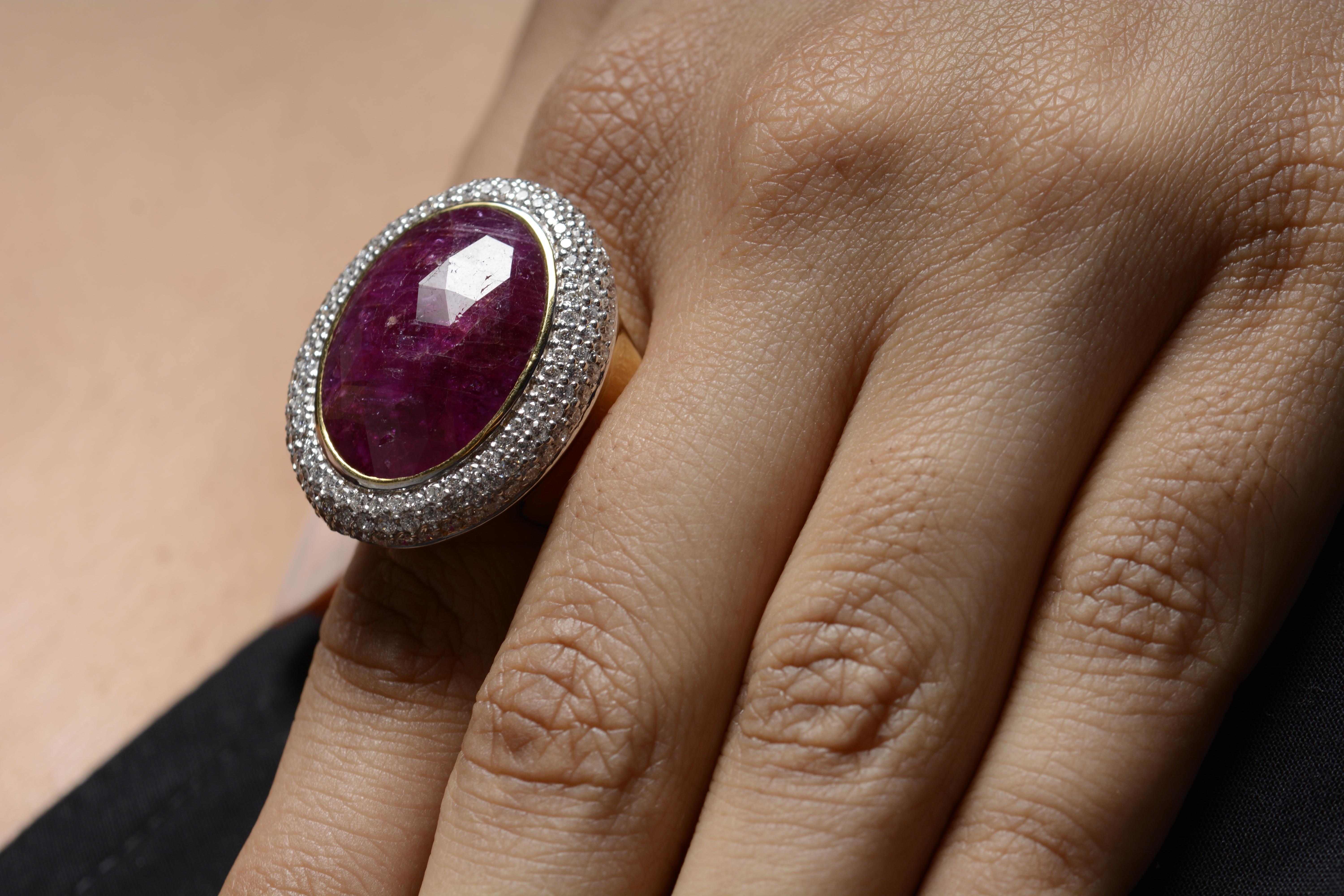 18 Karat Yellow Gold Ruby Diamond Cocktail Ring In New Condition For Sale In Mumbai, IN