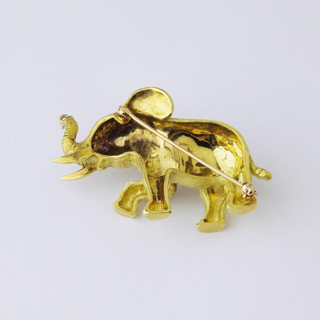 Moderne Broche éléphant en or jaune 18 carats, rubis et diamants en vente