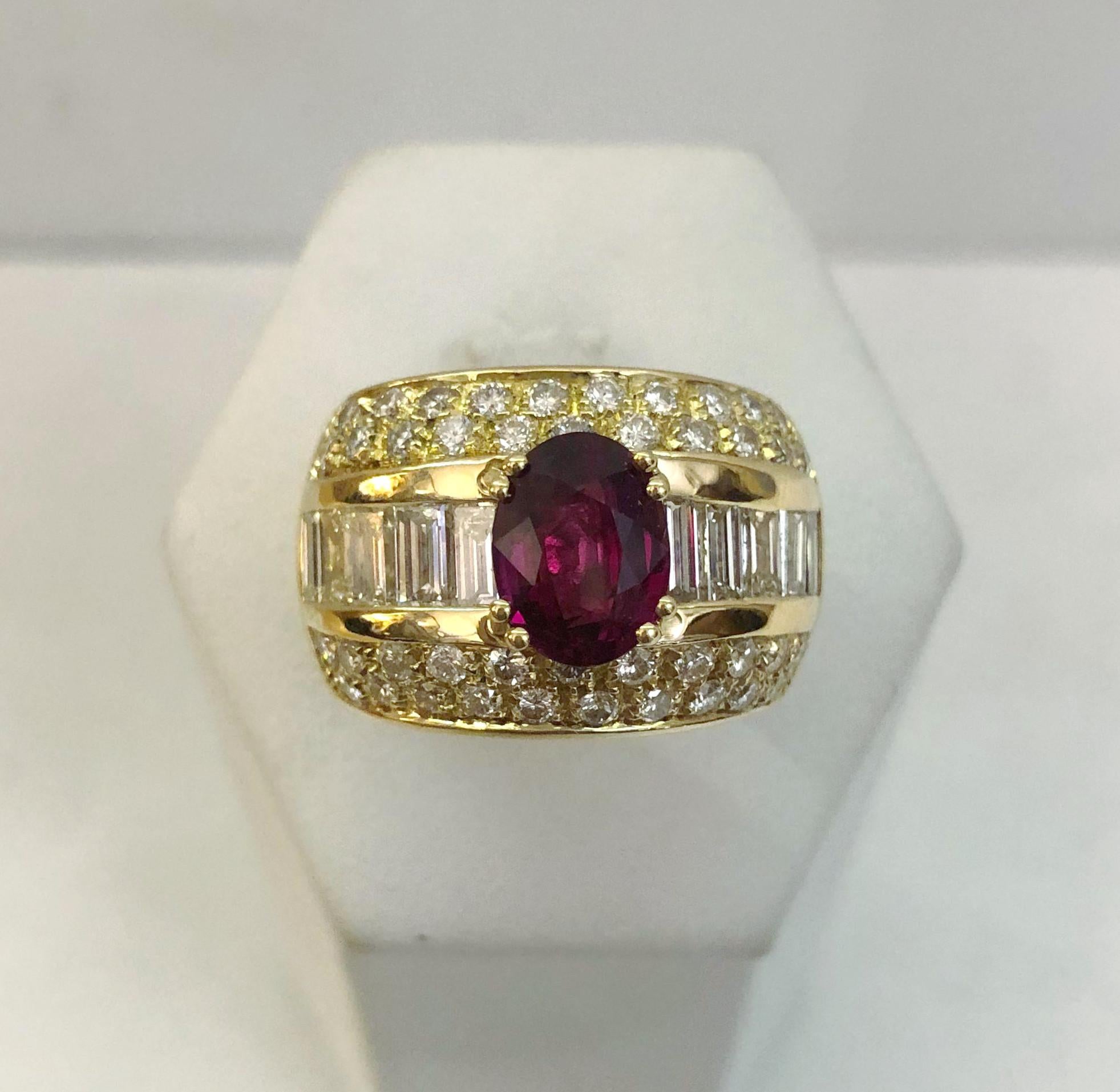 Bague en or jaune 18 carats avec un rubis central de 2,0 carats et des diamants de taille ronde et baguette pour un total de 2,1 carats / Fabriquée en Italie années 1960-1970
Taille de la bague : 7,5