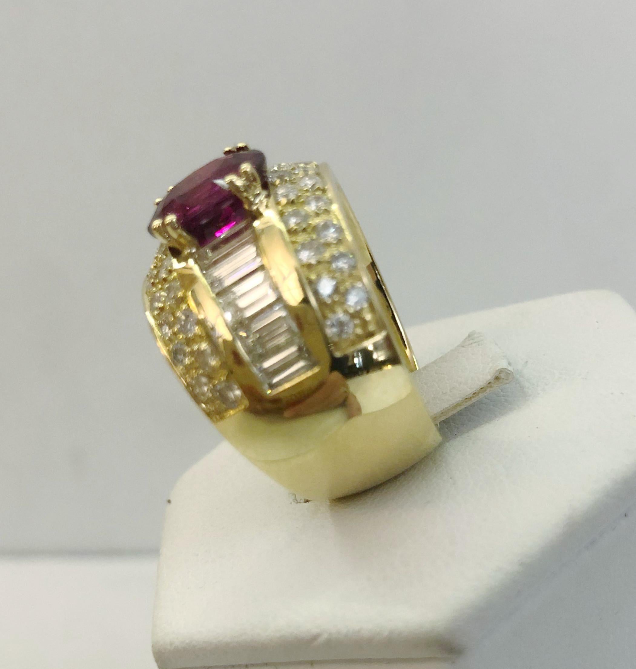 Taille brillant Bague en or jaune 18 carats, rubis et diamant en vente