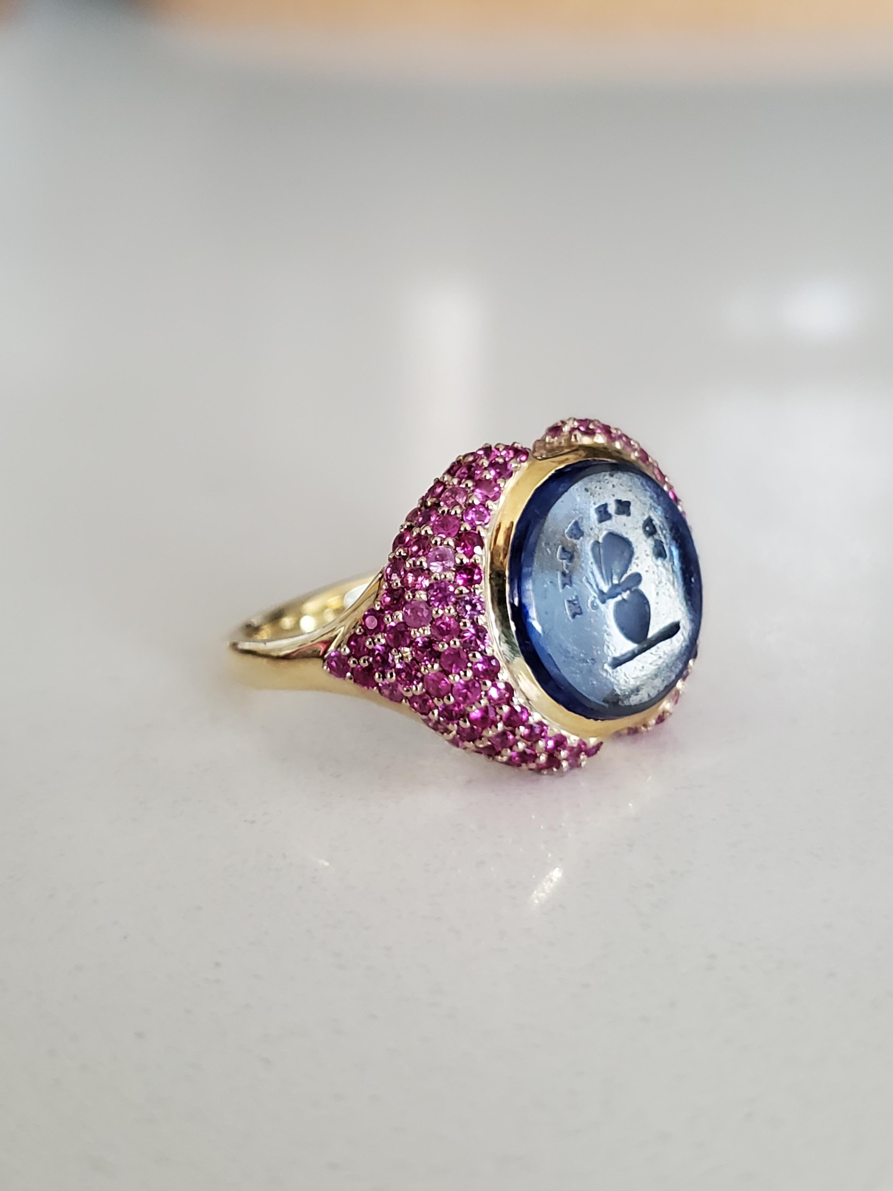 Bague ancienne Love Intaglio & Ruby Unisexe en vente