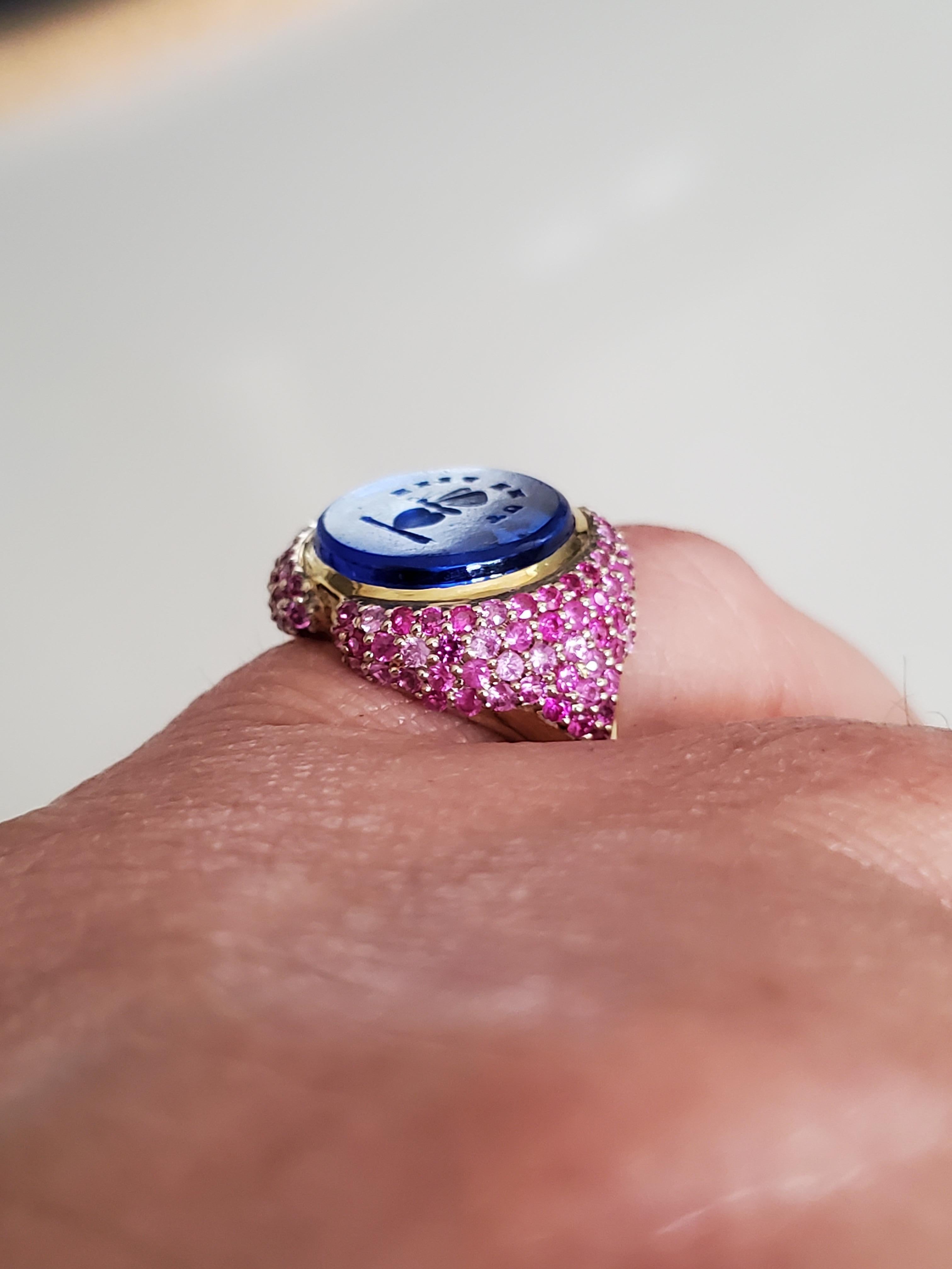 Bague ancienne Love Intaglio & Ruby en vente 1
