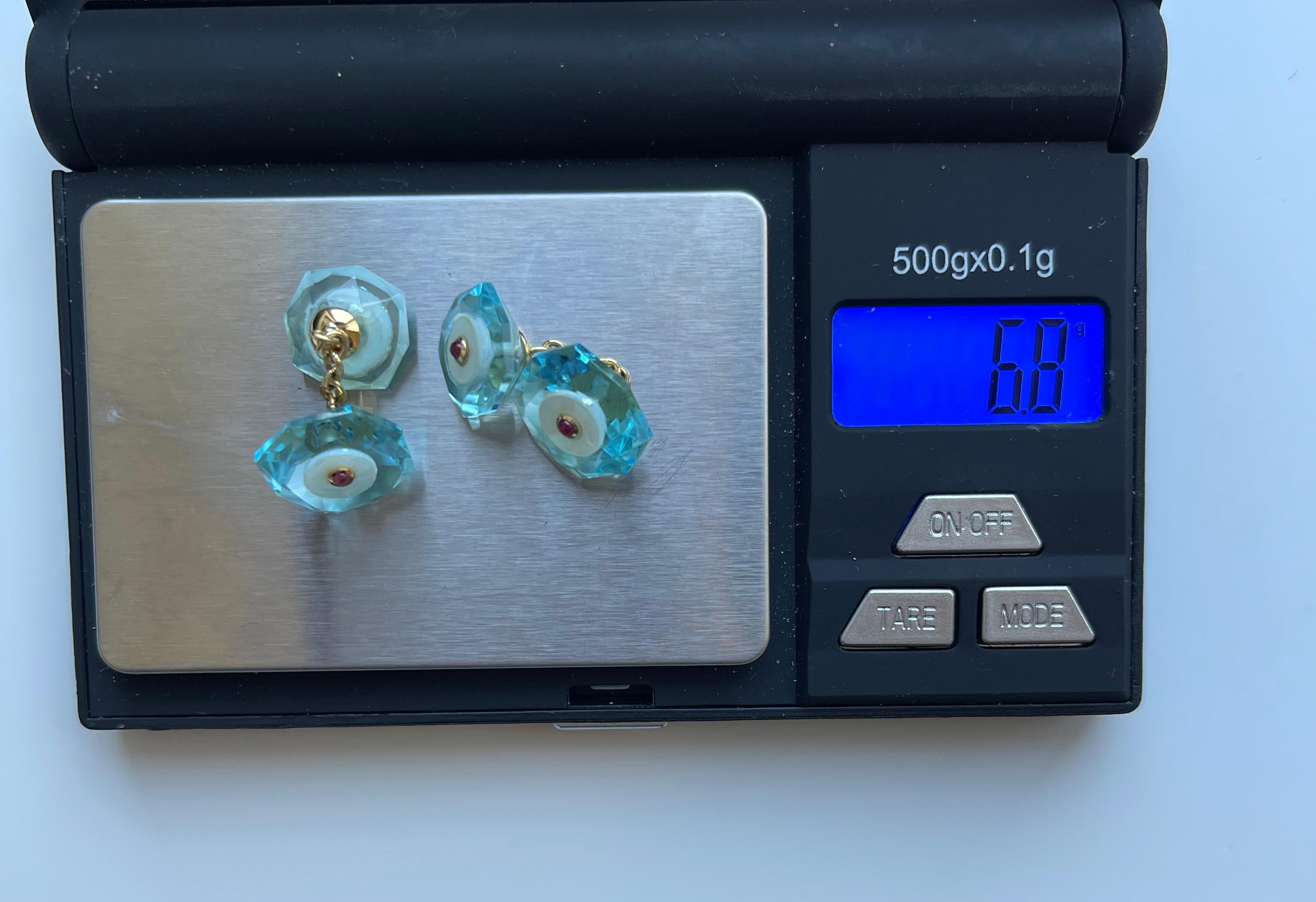 Boutons de manchette octogonaux en or jaune 18 carats, rubis, topaze bleu pâle et nacre en vente 6