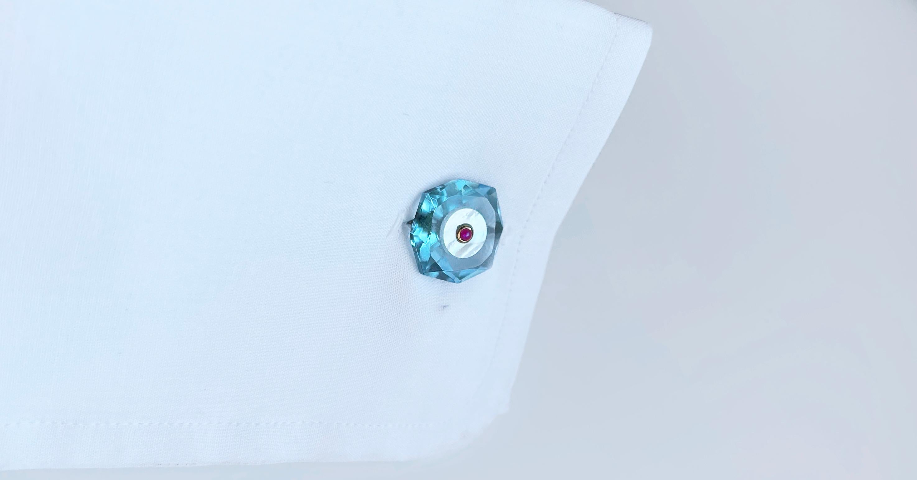 Taille mixte Boutons de manchette octogonaux en or jaune 18 carats, rubis, topaze bleu pâle et nacre en vente