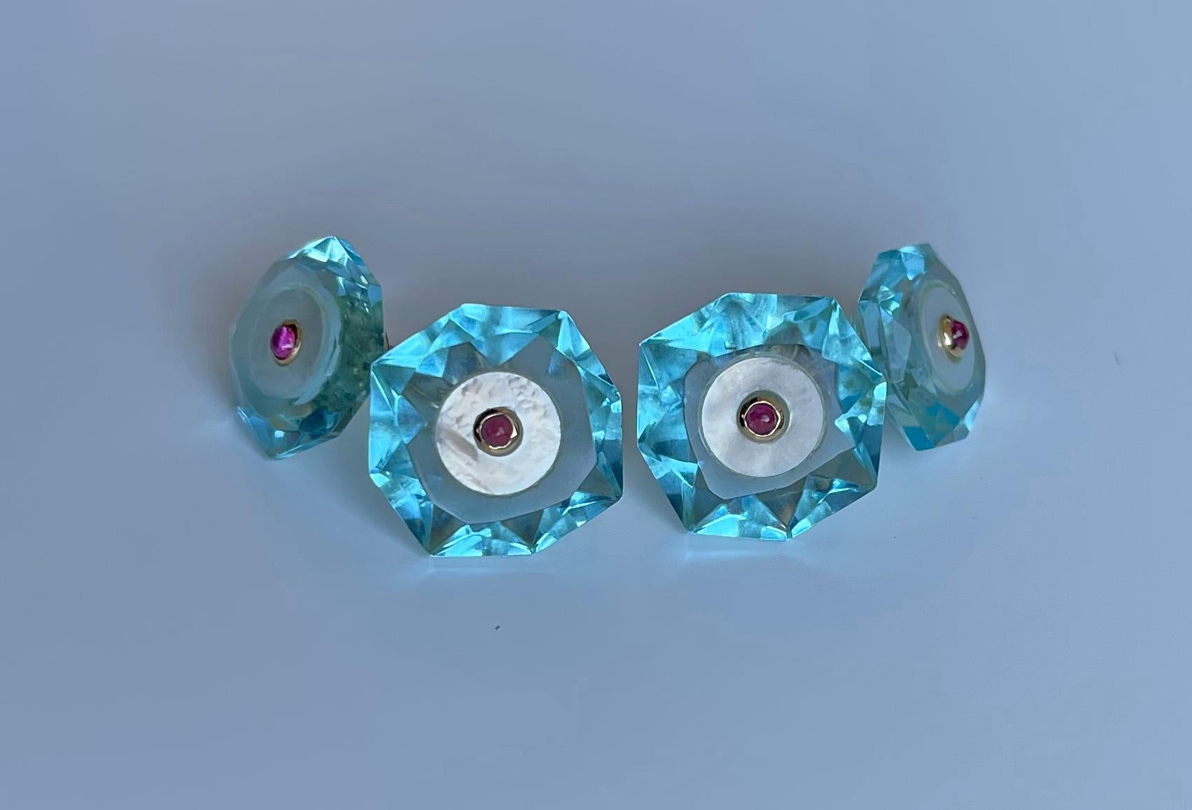 Boutons de manchette octogonaux en or jaune 18 carats, rubis, topaze bleu pâle et nacre Unisexe en vente
