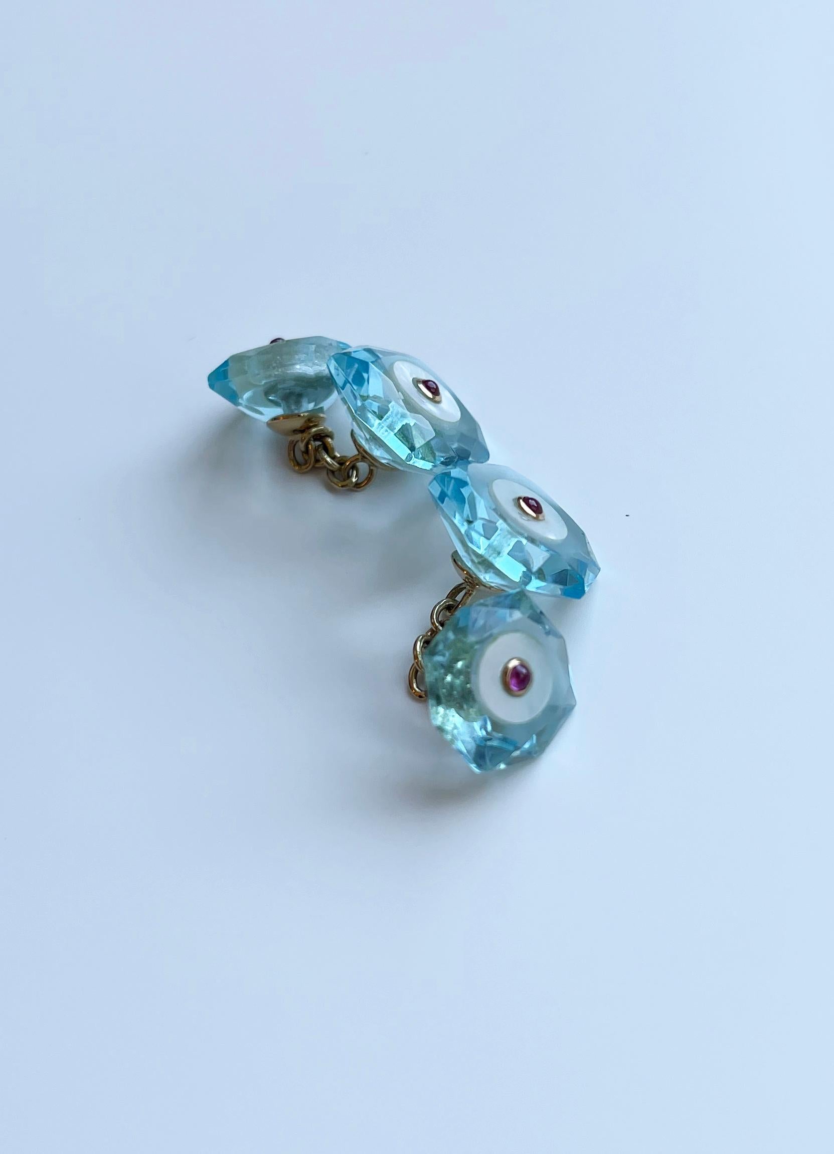 Boutons de manchette octogonaux en or jaune 18 carats, rubis, topaze bleu pâle et nacre en vente 1