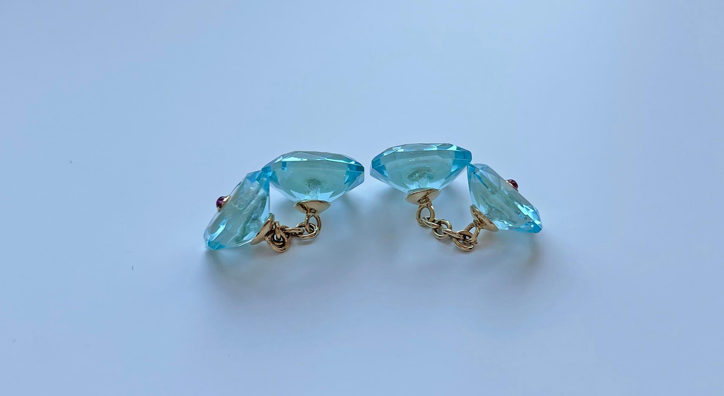 Boutons de manchette octogonaux en or jaune 18 carats, rubis, topaze bleu pâle et nacre en vente 2