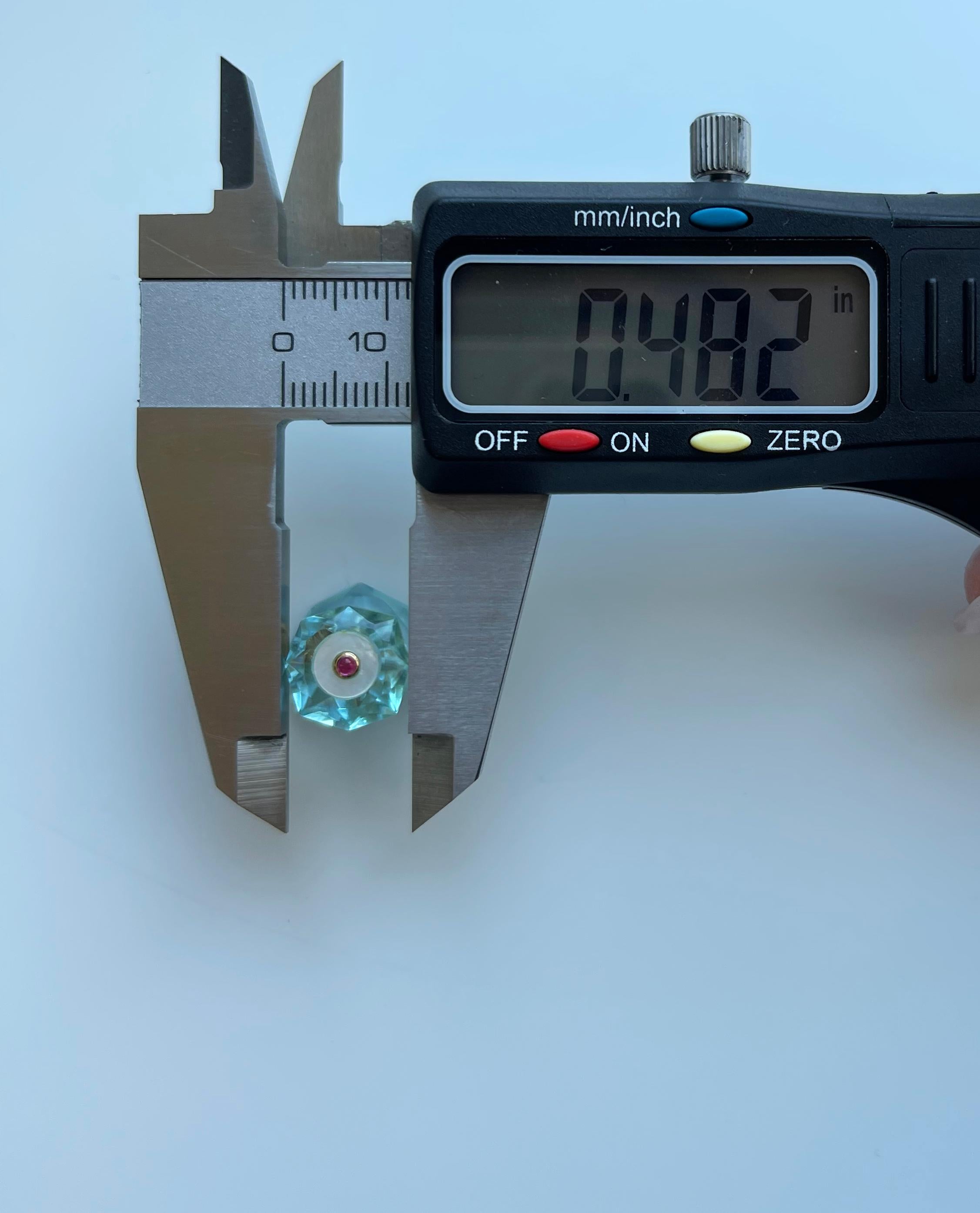 Boutons de manchette octogonaux en or jaune 18 carats, rubis, topaze bleu pâle et nacre en vente 4
