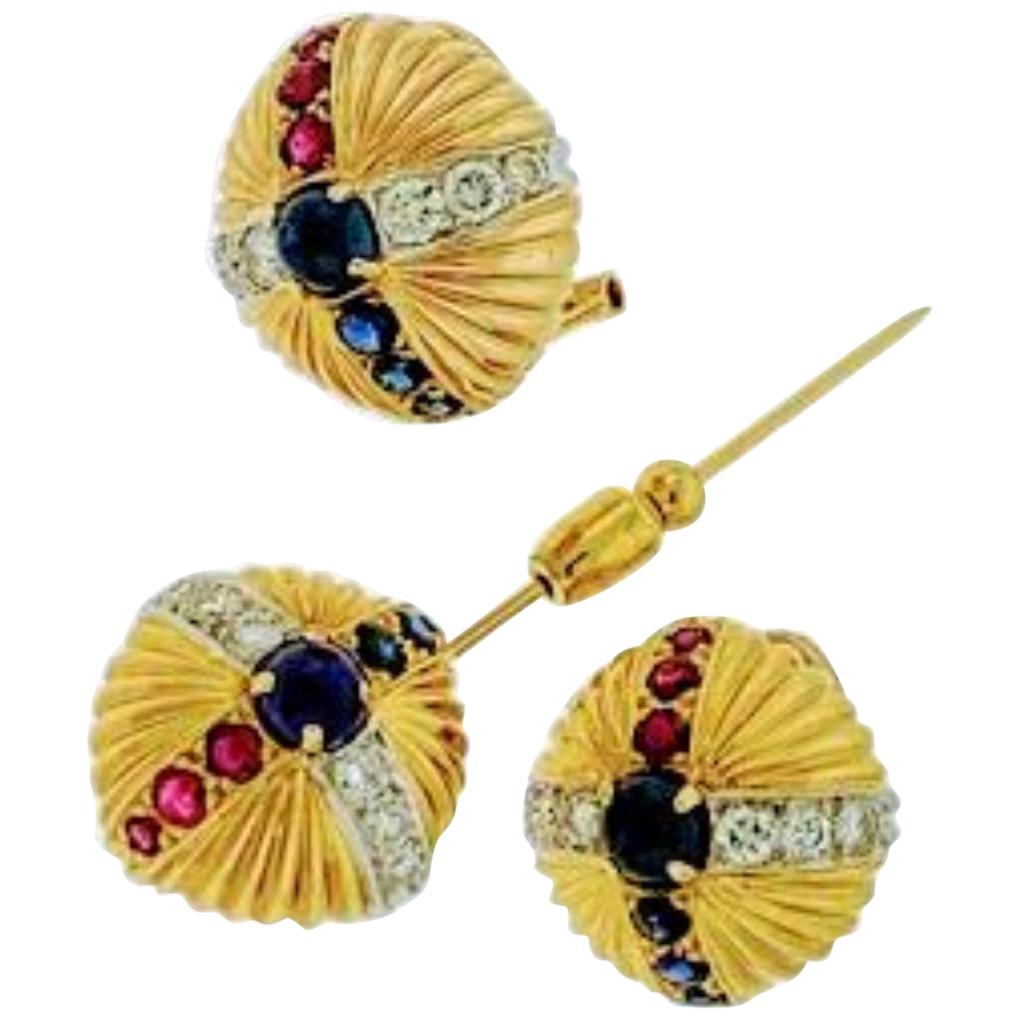 Boucles d'oreilles et épingle à cravate en or jaune 18 carats, rubis, saphir et diamants, ancienne propriété en vente