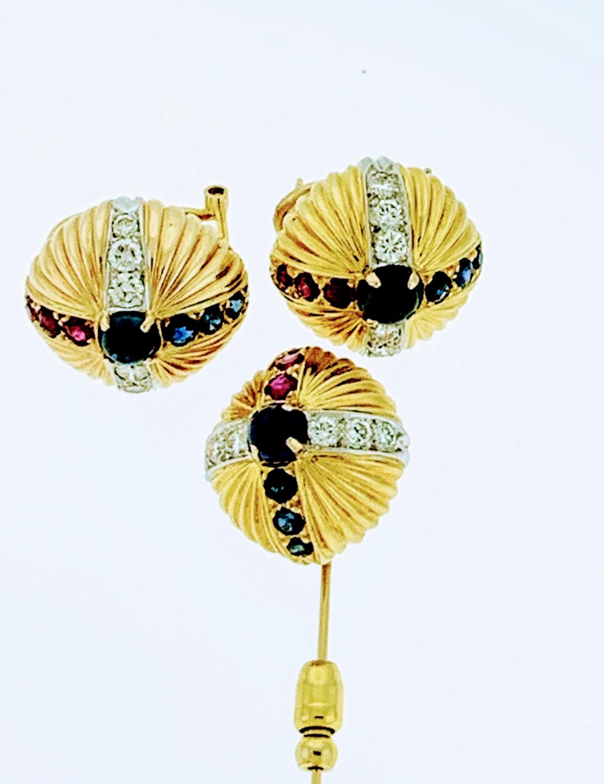 Taille ronde Boucles d'oreilles et épingle à cravate en or jaune 18 carats, rubis, saphir et diamants, ancienne propriété en vente