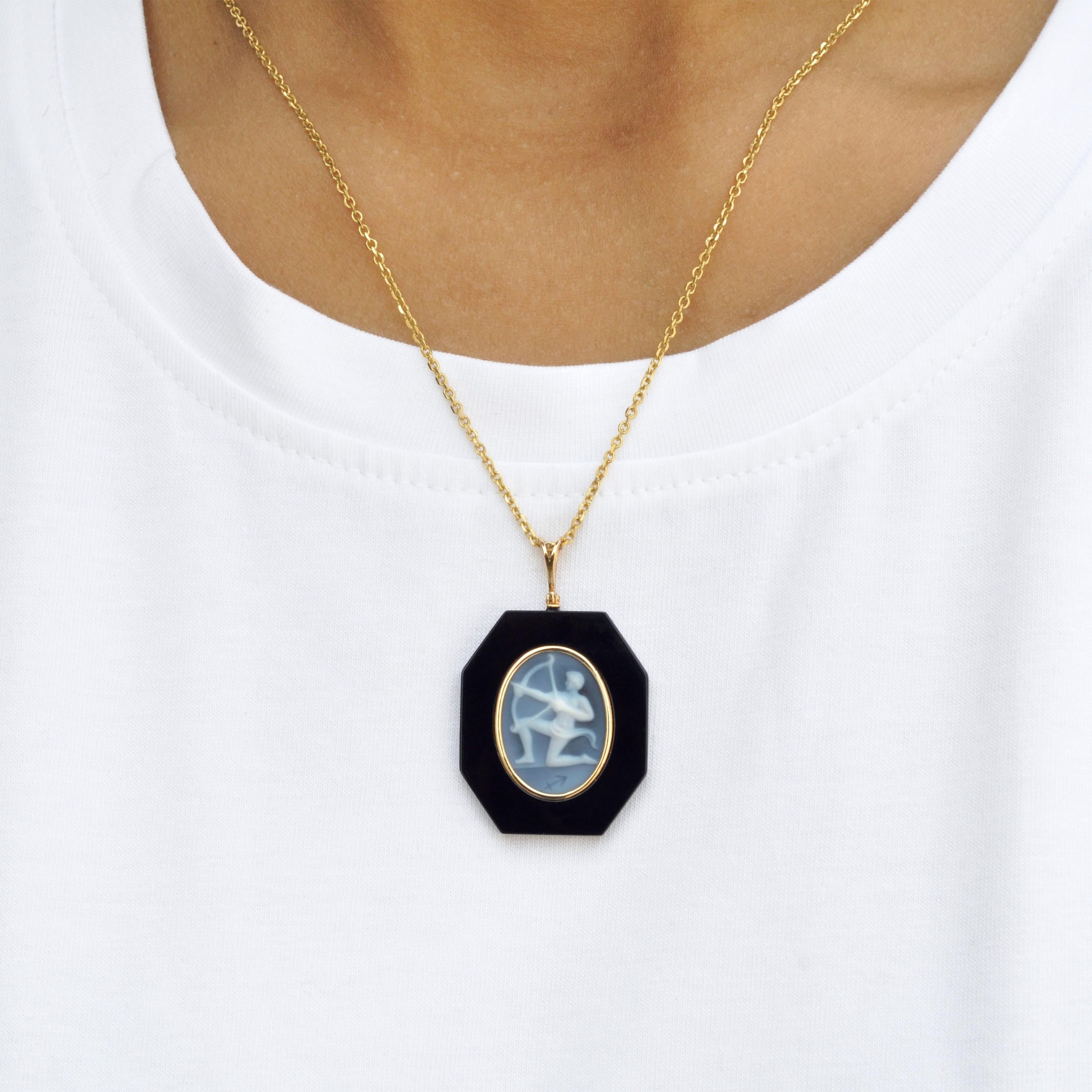 18 karat yellow gold Sagittarius zodiac agate cameo black onyx pendant necklace. 

This exquisite pendant showcases a stunning combination of contemporary design and timeless elegance. Crafted in 18K gold, the piece features a sleek loop from which