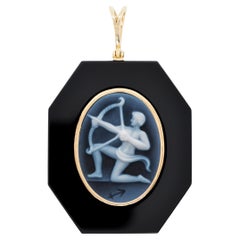 18 Karat Yellow Gold Sagittarius Zodiac Agate Cameo Black Onyx Pendant Necklace