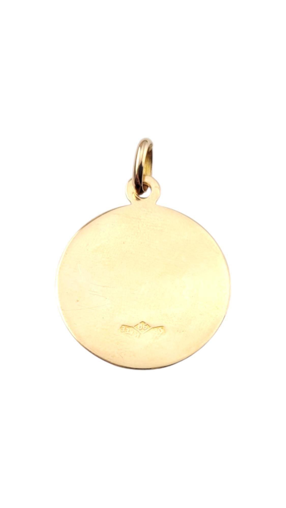 Charm di Sant'Antonio da Padova in oro giallo 18 carati.

Questo charm di Sant'Antonio da Padova in oro giallo 18 carati presenta un design intricato e lucido. Sant'Antonio è il santo patrono delle cause e delle cose perse. 

Dimensioni: 28,46 mm X