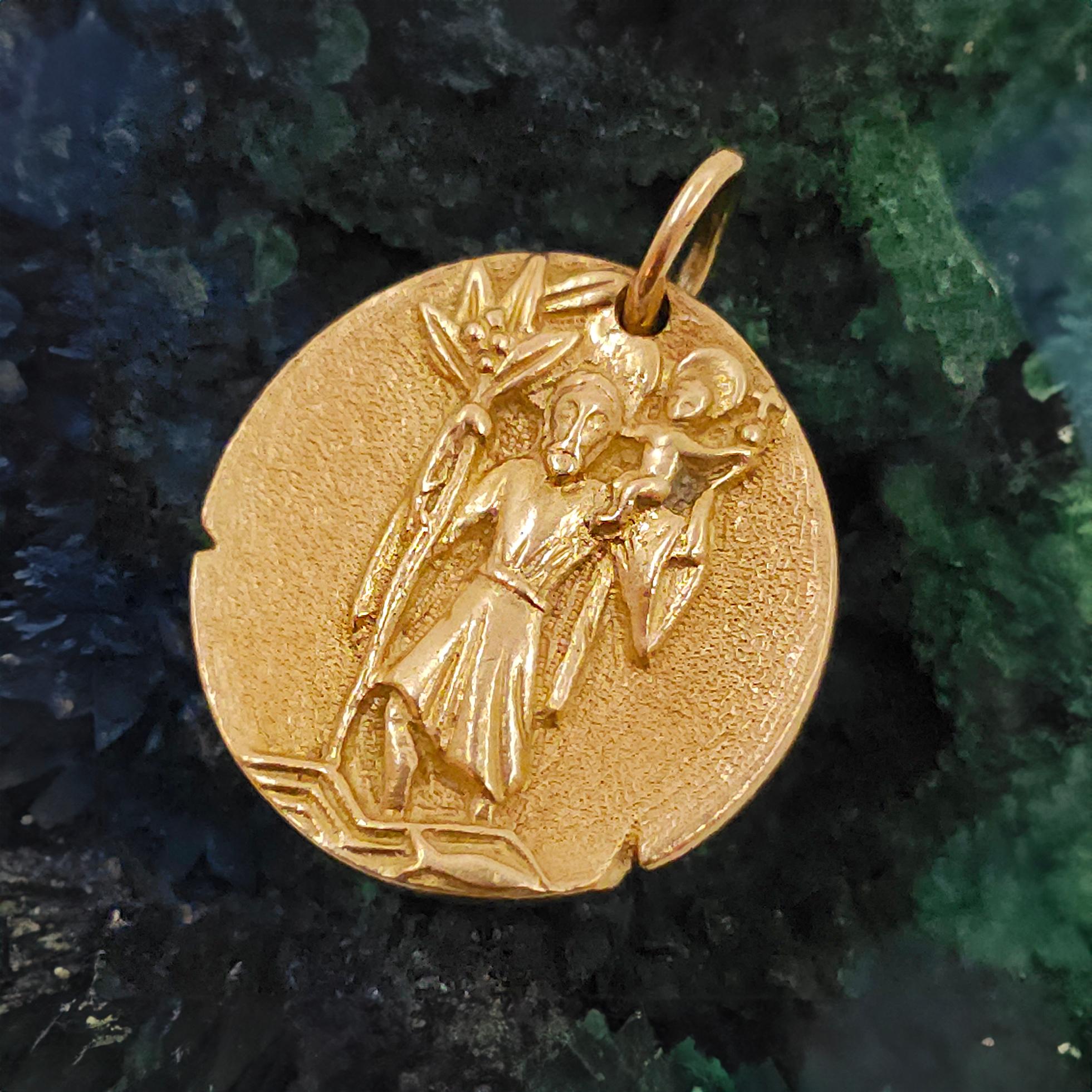 18 Karat Yellow Gold Saint Christopher Medallion Pendant In Excellent Condition In New York, NY