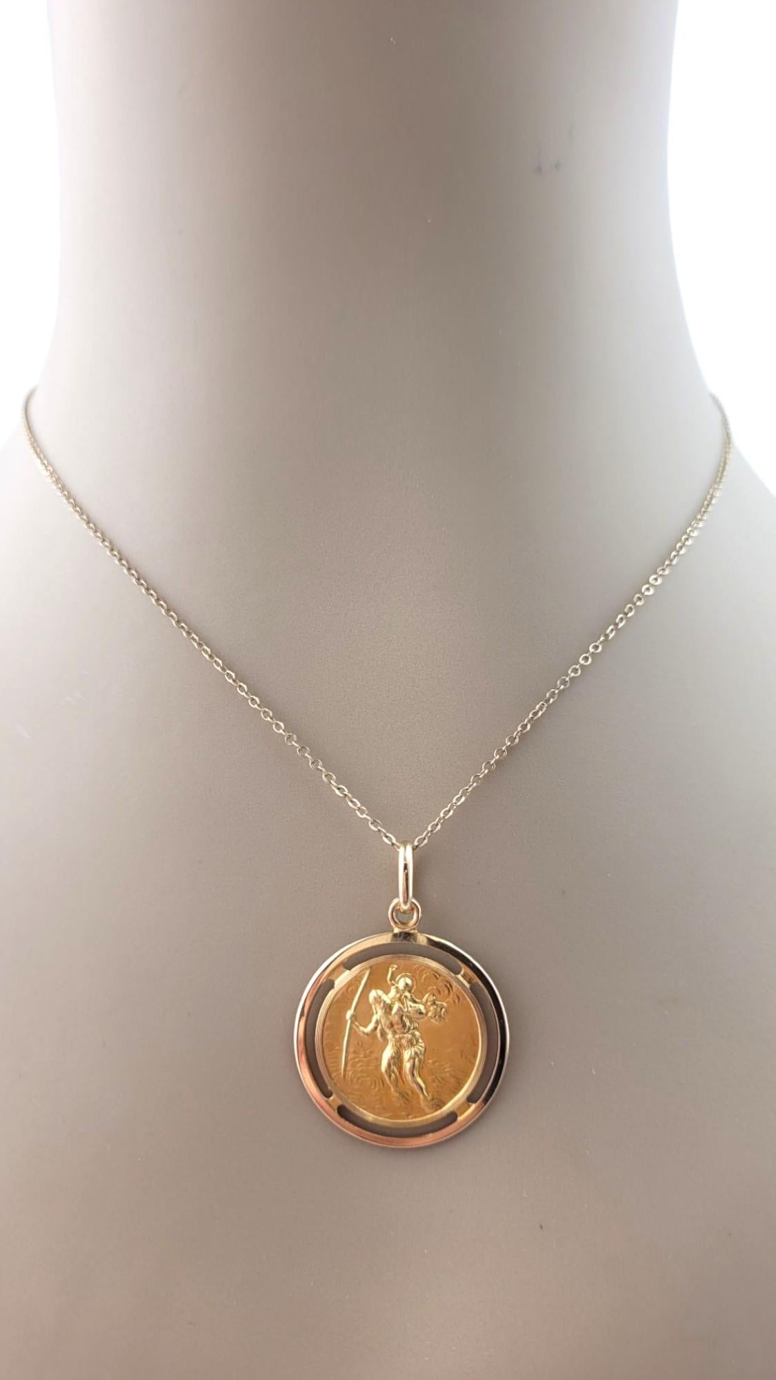 Ciondolo Saint-Christoph in oro giallo 18 carati.

Questo ciondolo di San Cristoforo in oro giallo 18 carati presenta una raffigurazione finemente dettagliata del santo patrono dei viaggiatori, perfetto per offrire protezione e guida nei viaggi