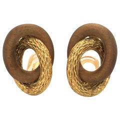 Clips d'oreilles en or jaune 18 carats en bois de santal des années 1970 par René Boivin