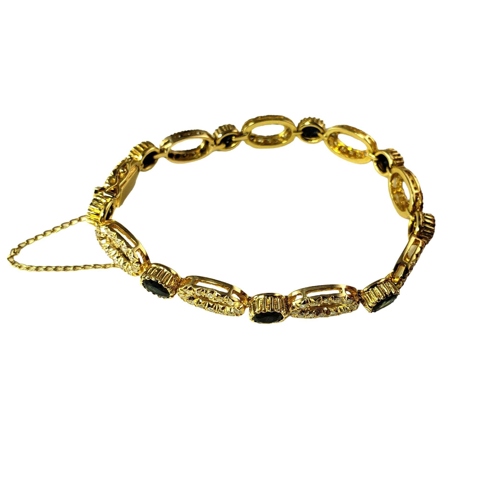 Vintage 18 Karat Gelbgold Natürlicher Saphir und Diamant-Armband

Dieses atemberaubende Armband besteht aus neun oval geschliffenen Saphiren (ca. 5 mm x 4 mm) und 108 runden Diamanten im Einzelschliff, die in wunderschön detailliertem 18-karätigem