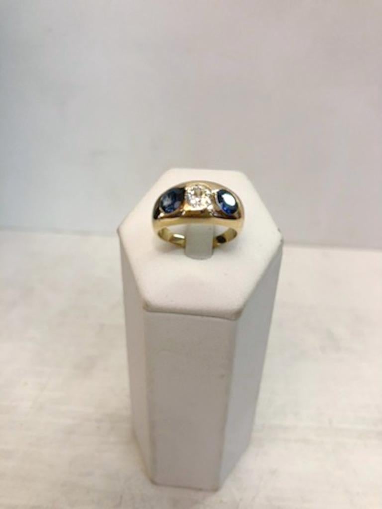 18 karat yellow gold ring with two 1.6 carat sapphires on the sides, with a central brilliant diamond of 0.65 carats / Made in Italy 1960s
Ring size US 6.5