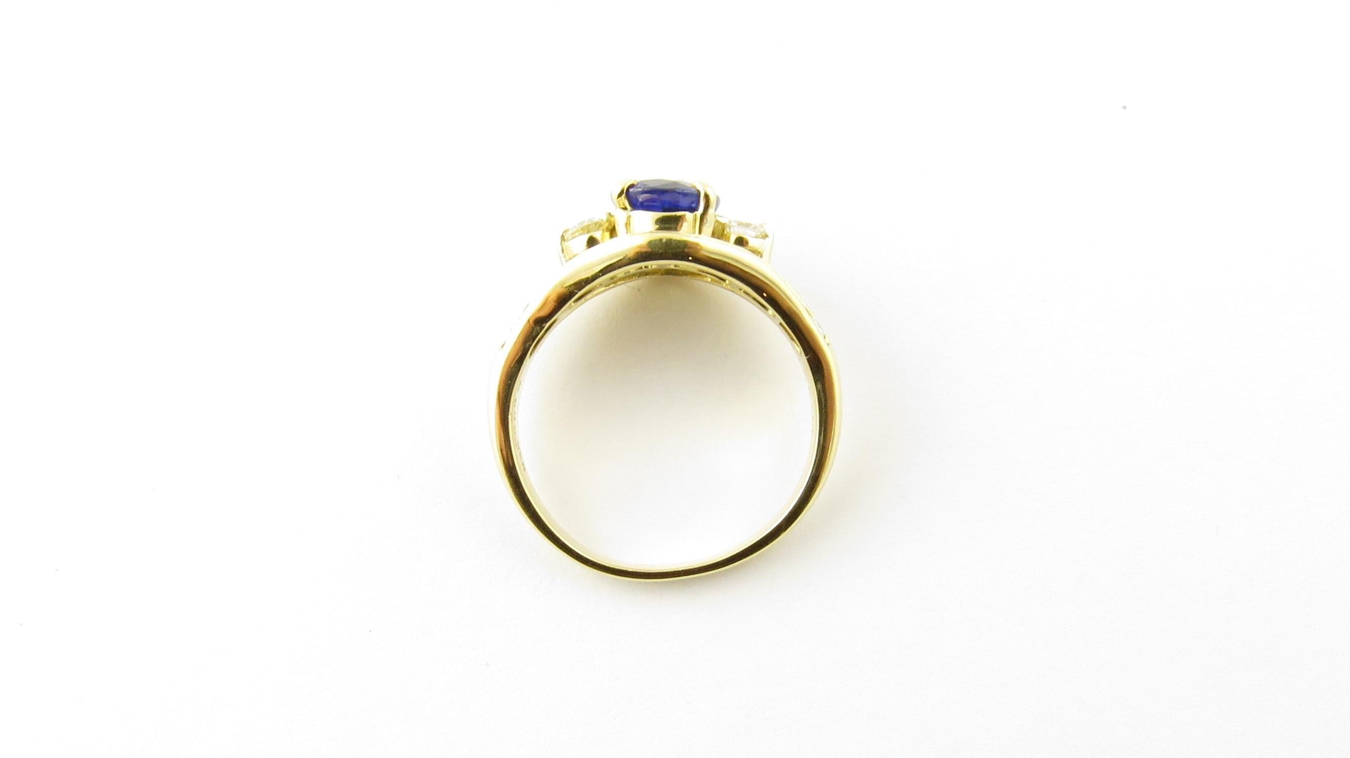 18 Karat Yellow Gold Natural Sapphire and Diamond Ring In Good Condition For Sale In Washington Depot, CT