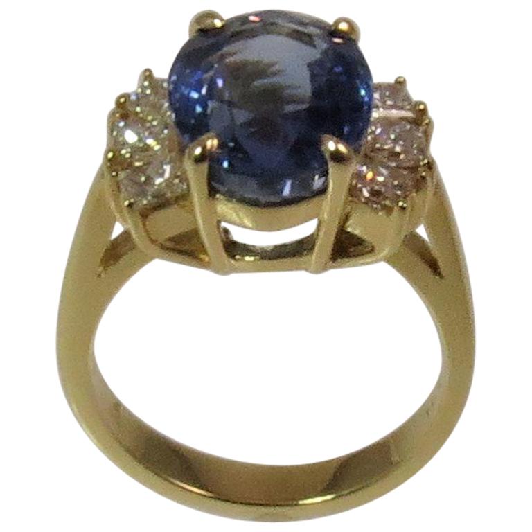 Contemporary 18 Karat Yellow Gold Sapphire and Princess Cut Diamond Ring For Sale