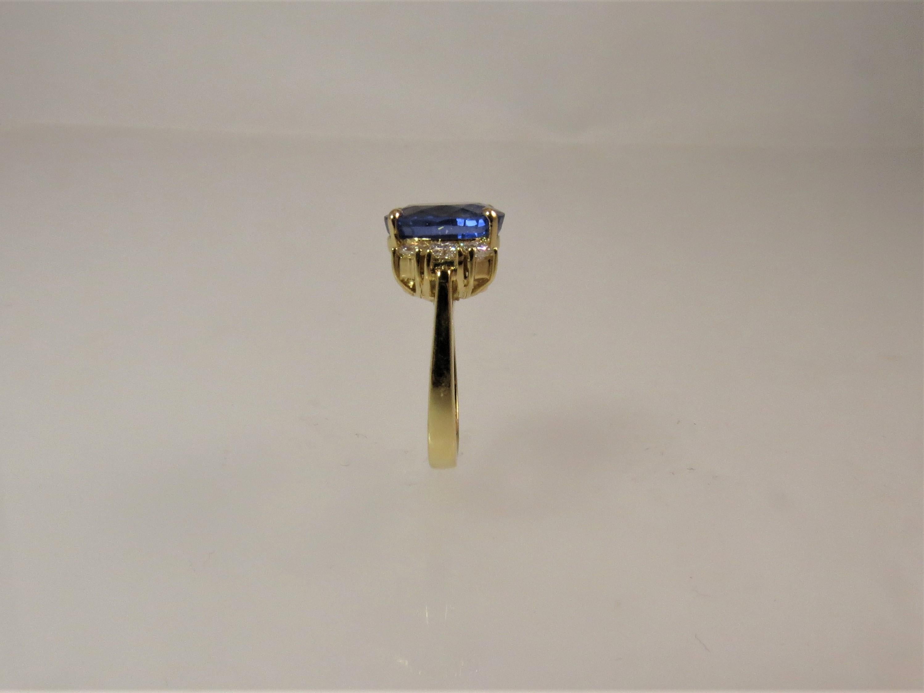 18 Karat Yellow Gold Sapphire and Princess Cut Diamond Ring In Excellent Condition For Sale In Chicago, IL