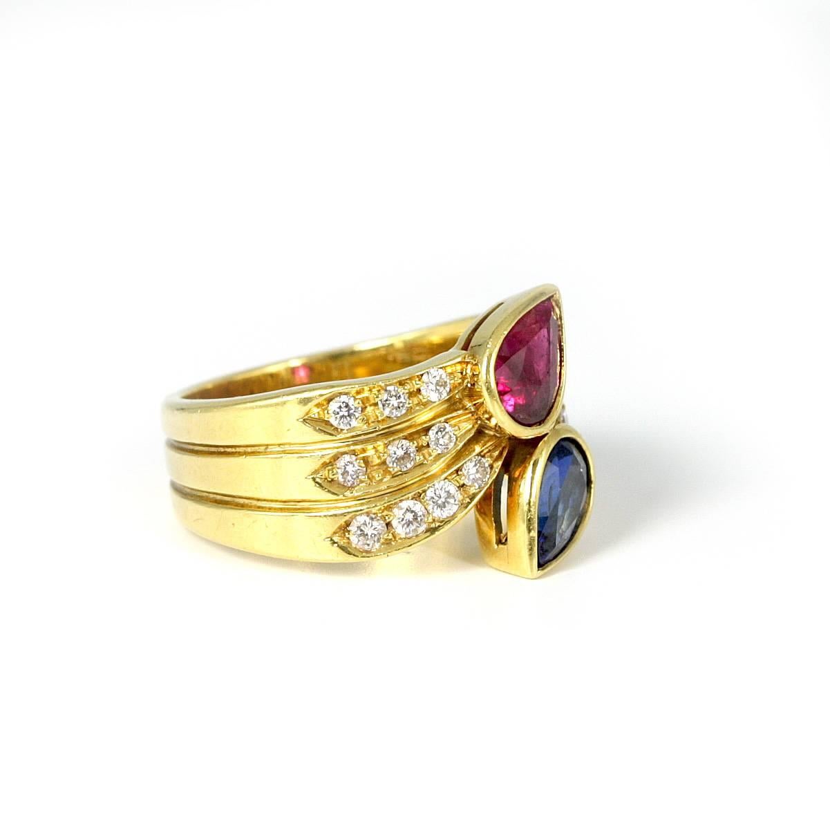 18 Karat Yellow Gold Sapphire and Ruby Ring with Diamonds In Excellent Condition For Sale In New York, NY