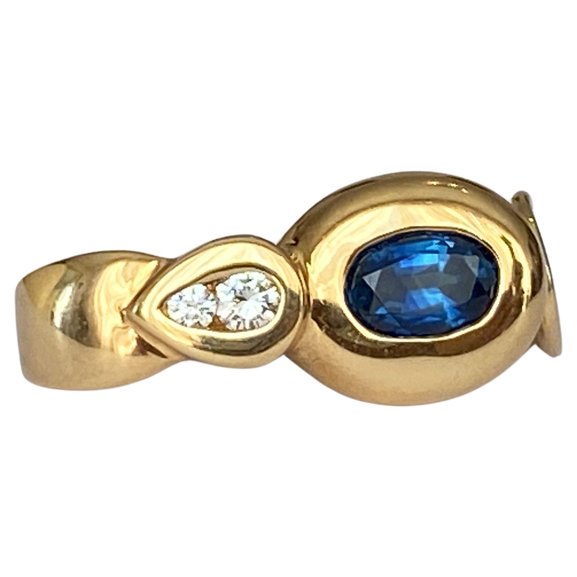 Beautiful  clip pendant made of 18-karat yellow gold. The pendant is set in the middle with a oval cut good quality sapphire of 0.68 ct . The pendant is surrounded by 2 pieces of brilliant cut diamonds 0.08 ct of the quality F/VVS.
Condition: good