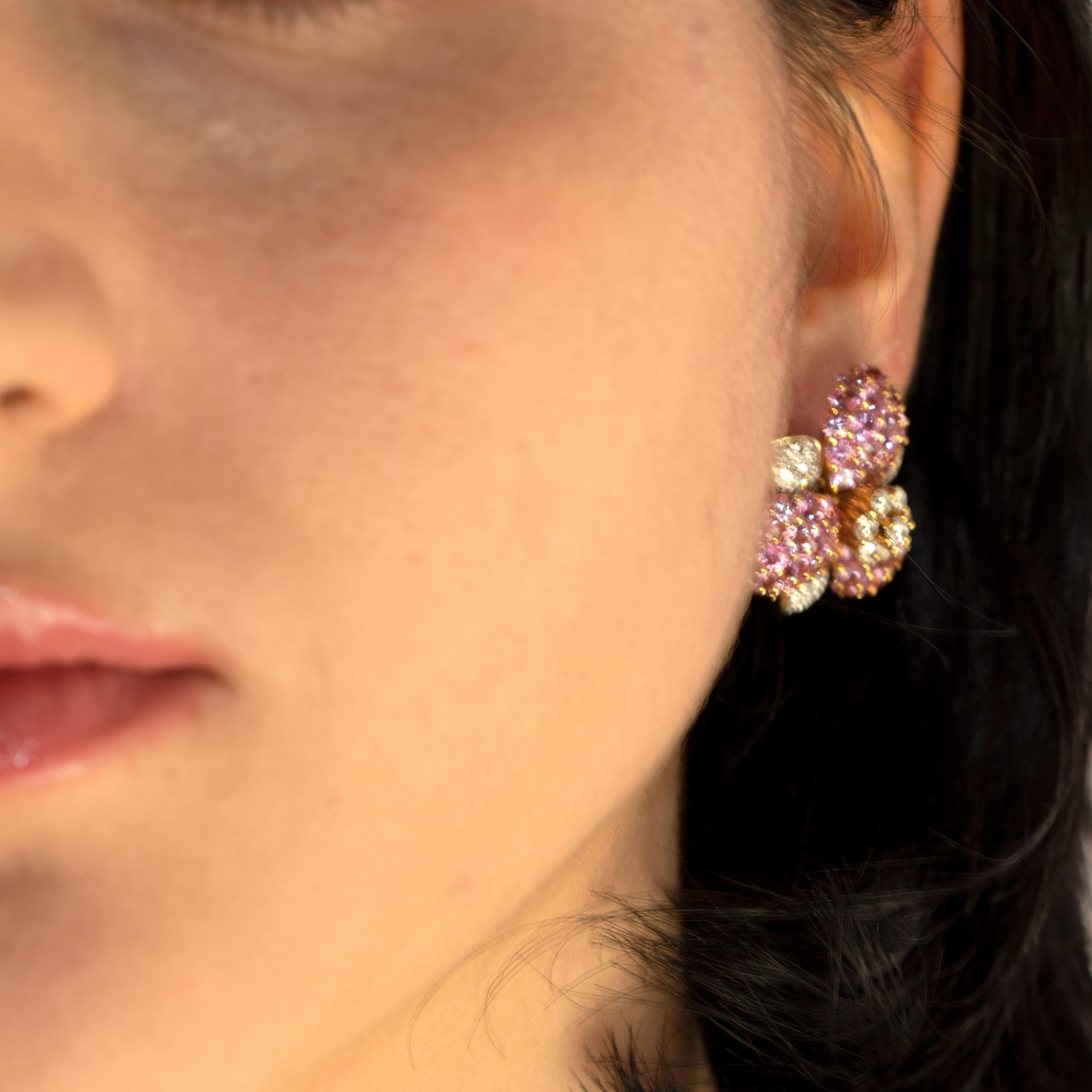 Boucles d'oreilles à levier en or jaune 18 carats saphir diamant fleur romantique Neuf - En vente à Milano, IT