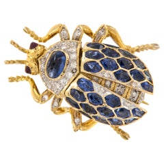 Broche scarabée en or jaune 18 carats, saphir, diamant et rubis