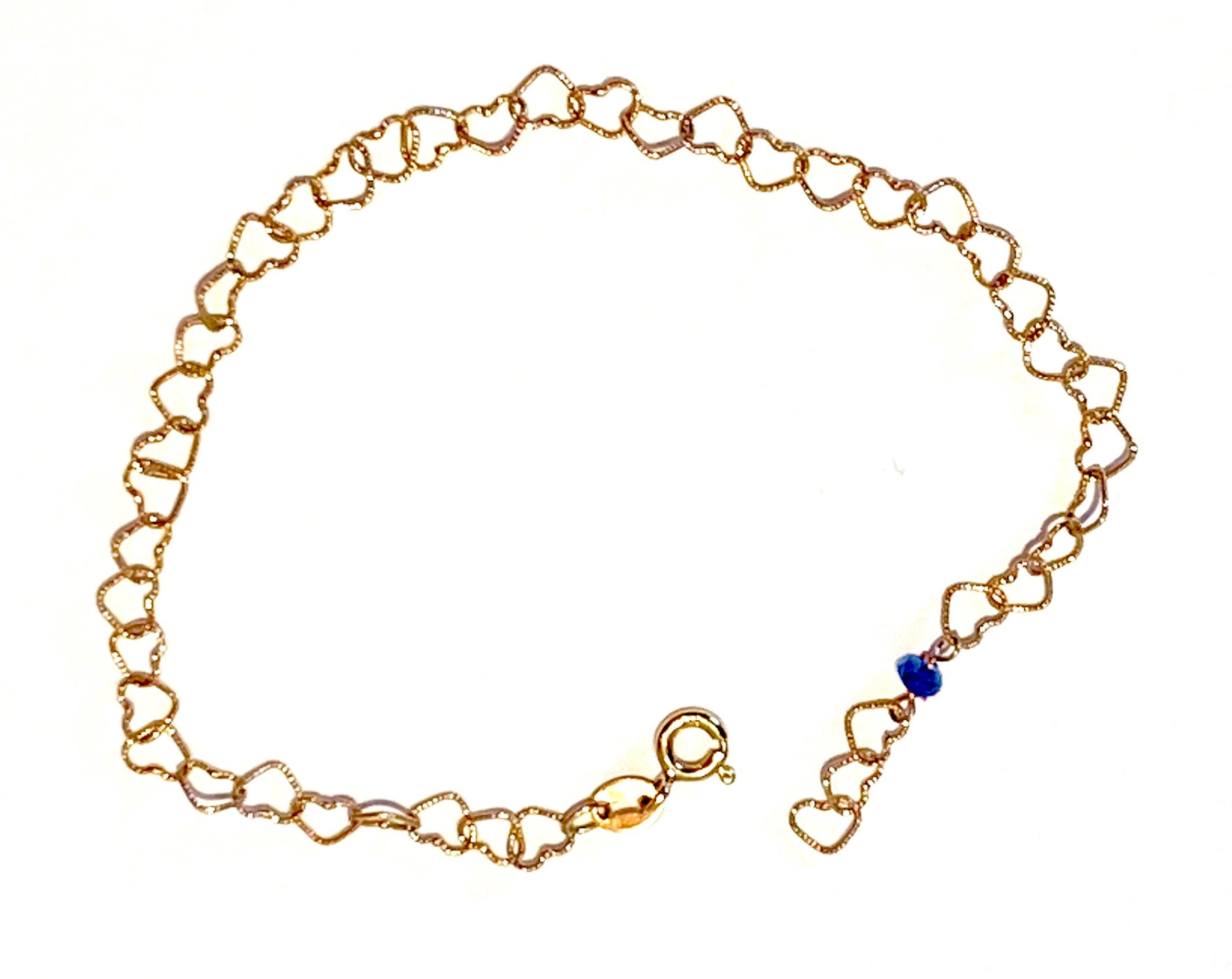 Bracelet chaîne Little Hearts en or jaune 18 carats et saphir légèrement martelé en vente 5