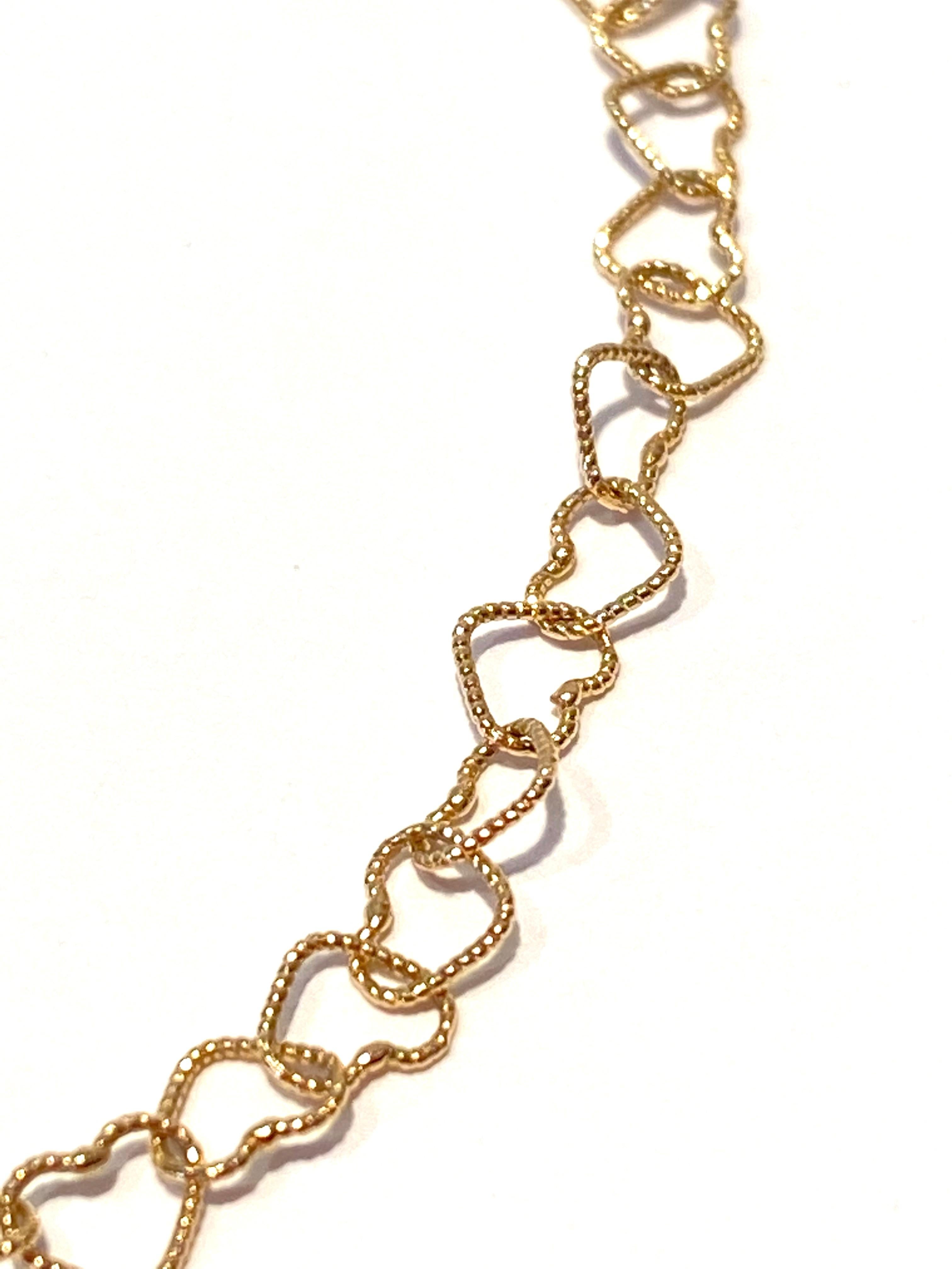 Bracelet chaîne Little Hearts en or jaune 18 carats et saphir légèrement martelé en vente 6