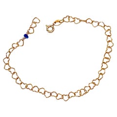 Bracciale uomo a catena con cuori leggermente martellati in oro giallo 18 carati con zaffiro