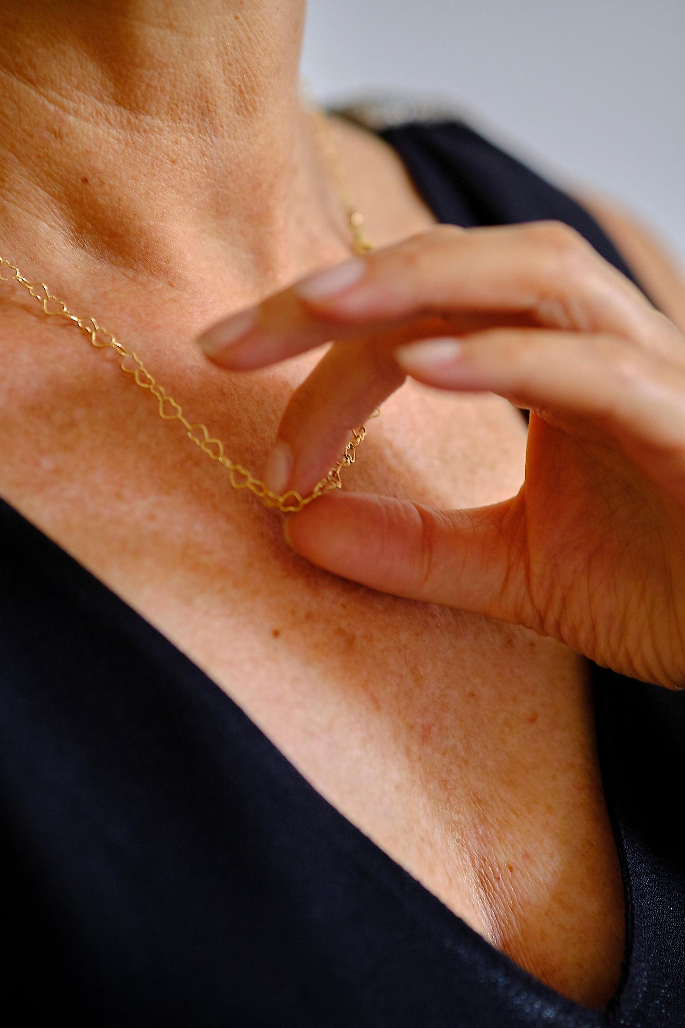 18 Karat Gelbgold Saphir-Halskette „Little Hearts“ leicht gehämmert im Angebot 5