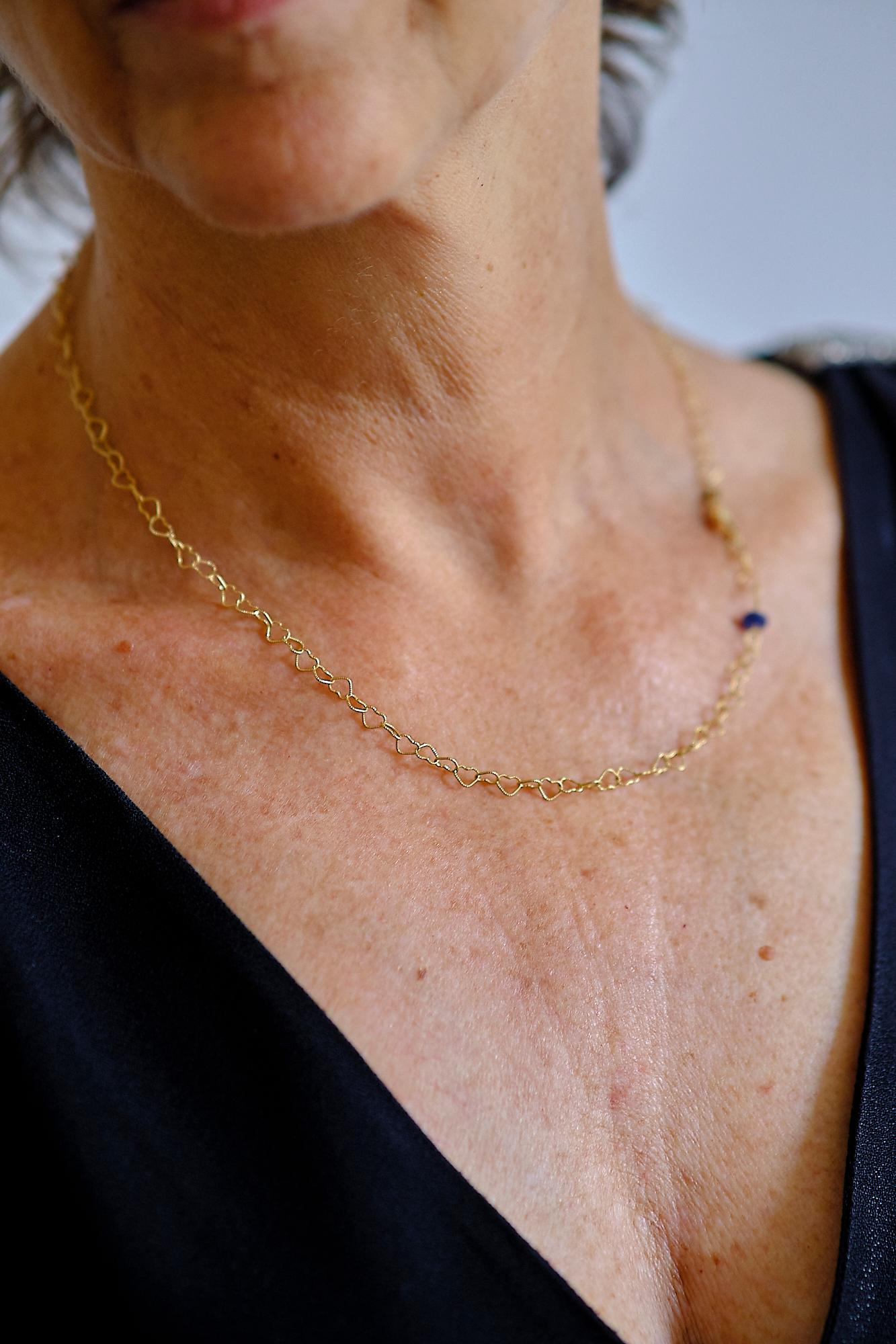 18 Karat Gelbgold Saphir-Halskette „Little Hearts“ leicht gehämmert im Angebot 7