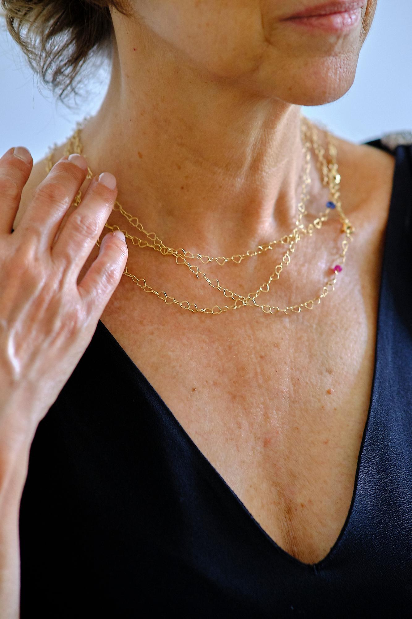 18 Karat Gelbgold Saphir-Halskette „Little Hearts“ leicht gehämmert im Angebot 8