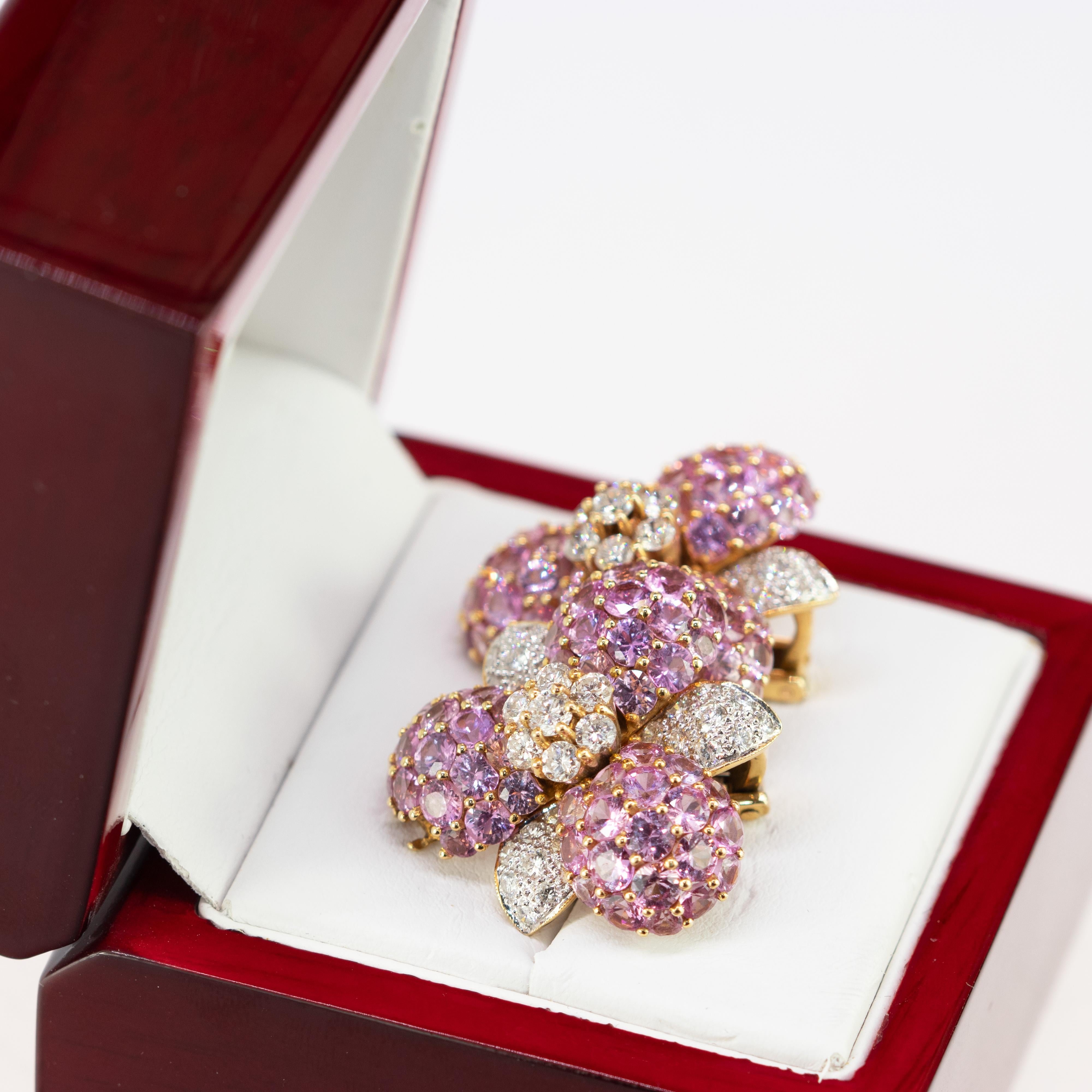 Boucles d'oreilles à levier en or jaune 18 carats saphir diamant fleur romantique en vente 1