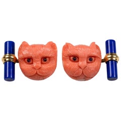 Boutons de manchette chat en or jaune 18 carats, saphirs, saphirs et corail méditerranéen, lapis-lazuli