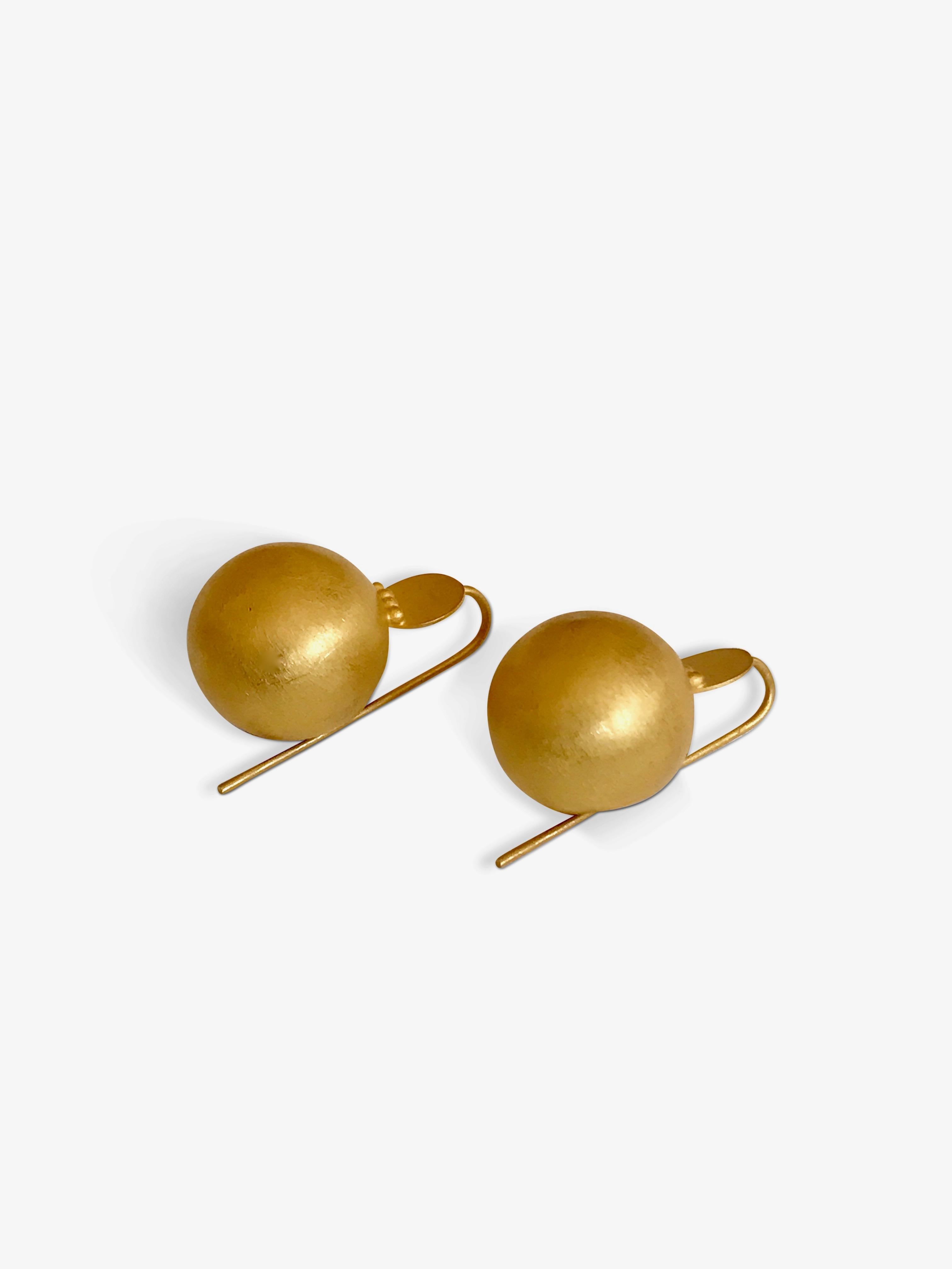 Handmade solid yellow gold earrings in a satin and patina finish inspired by ancient jewels.
Easy to wear any time of the day with any type of outfit throughout the year.
Hallmark: London Goldsmiths’ Company – Assay Office ( laser mark on the pins