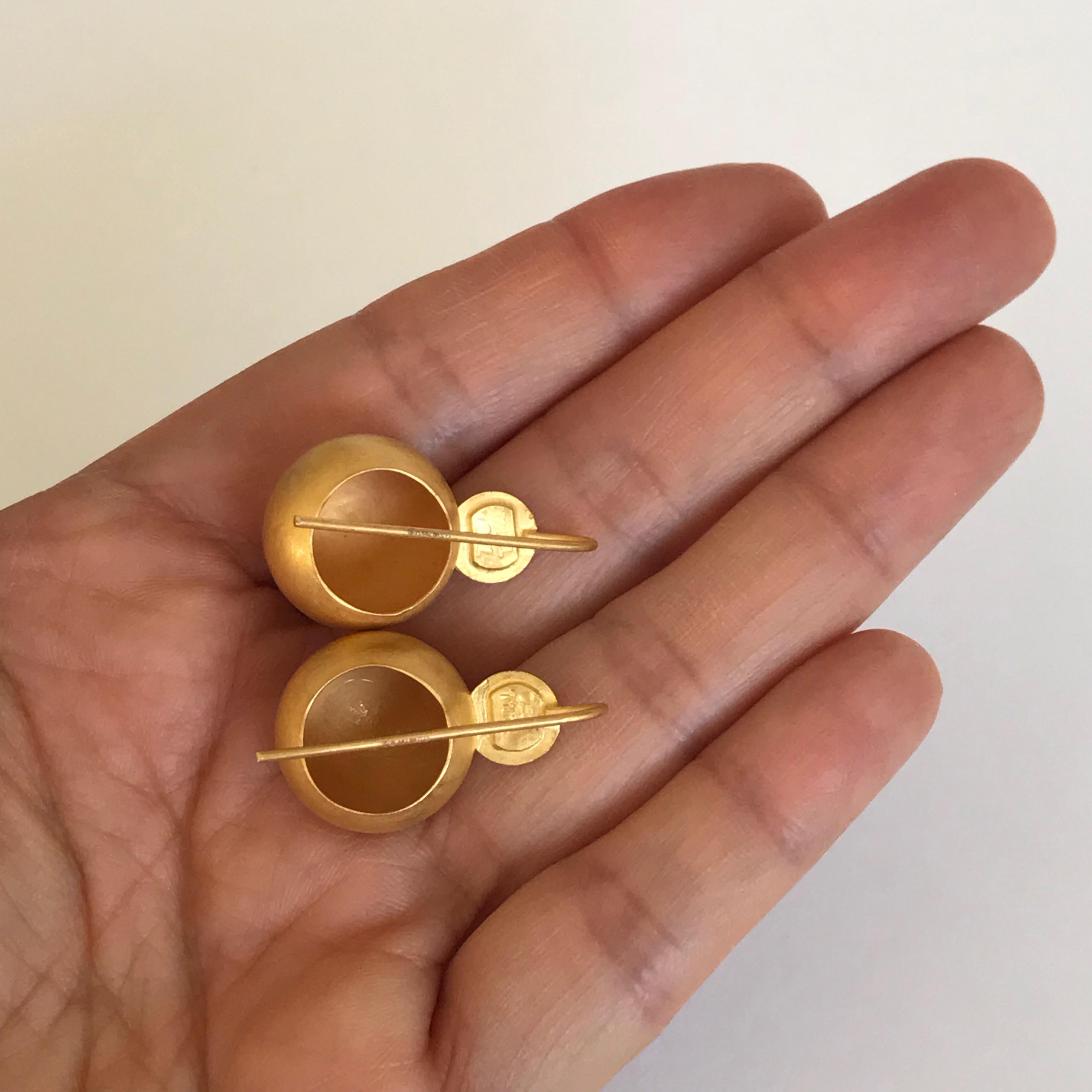 Handmade 18 Karat Solid Yellow Gold Satin Finish Hook Drop Earrings In New Condition For Sale In London, GB