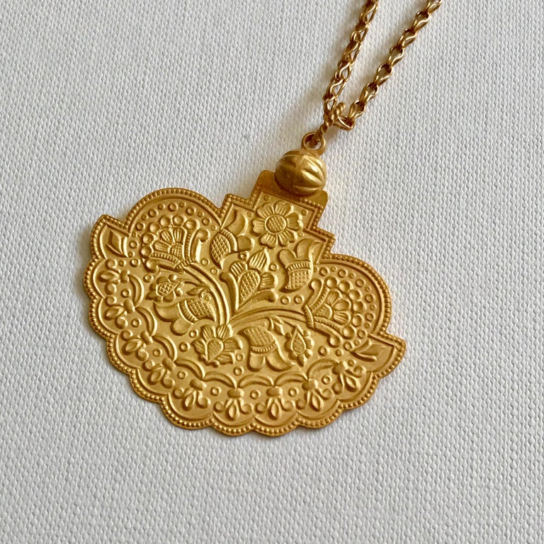 18 Karat Yellow Gold Satin Finish Pendant Chain Necklace For Sale at